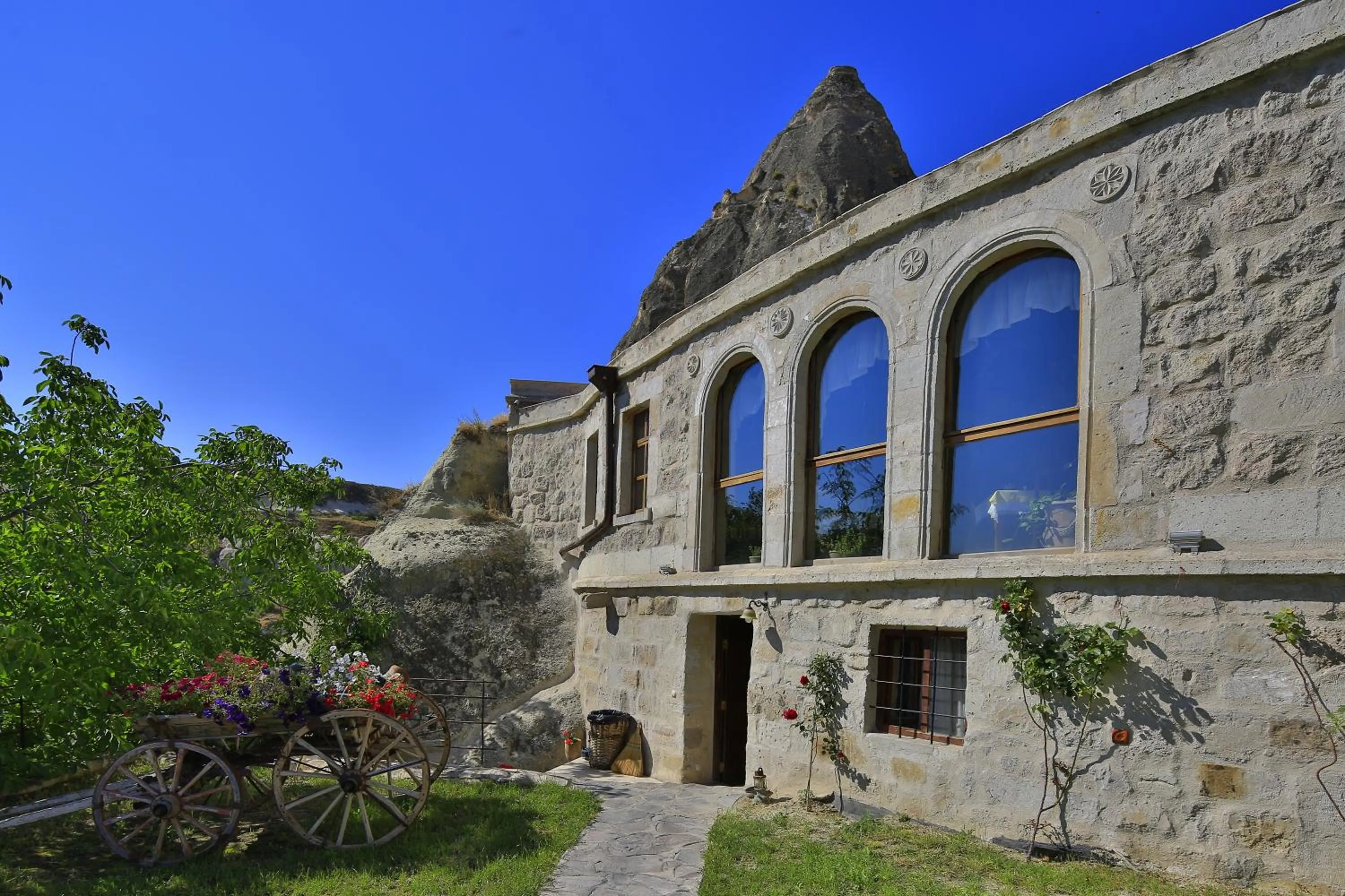 Restaurant/places to eat in Traveller's Cave Hotel