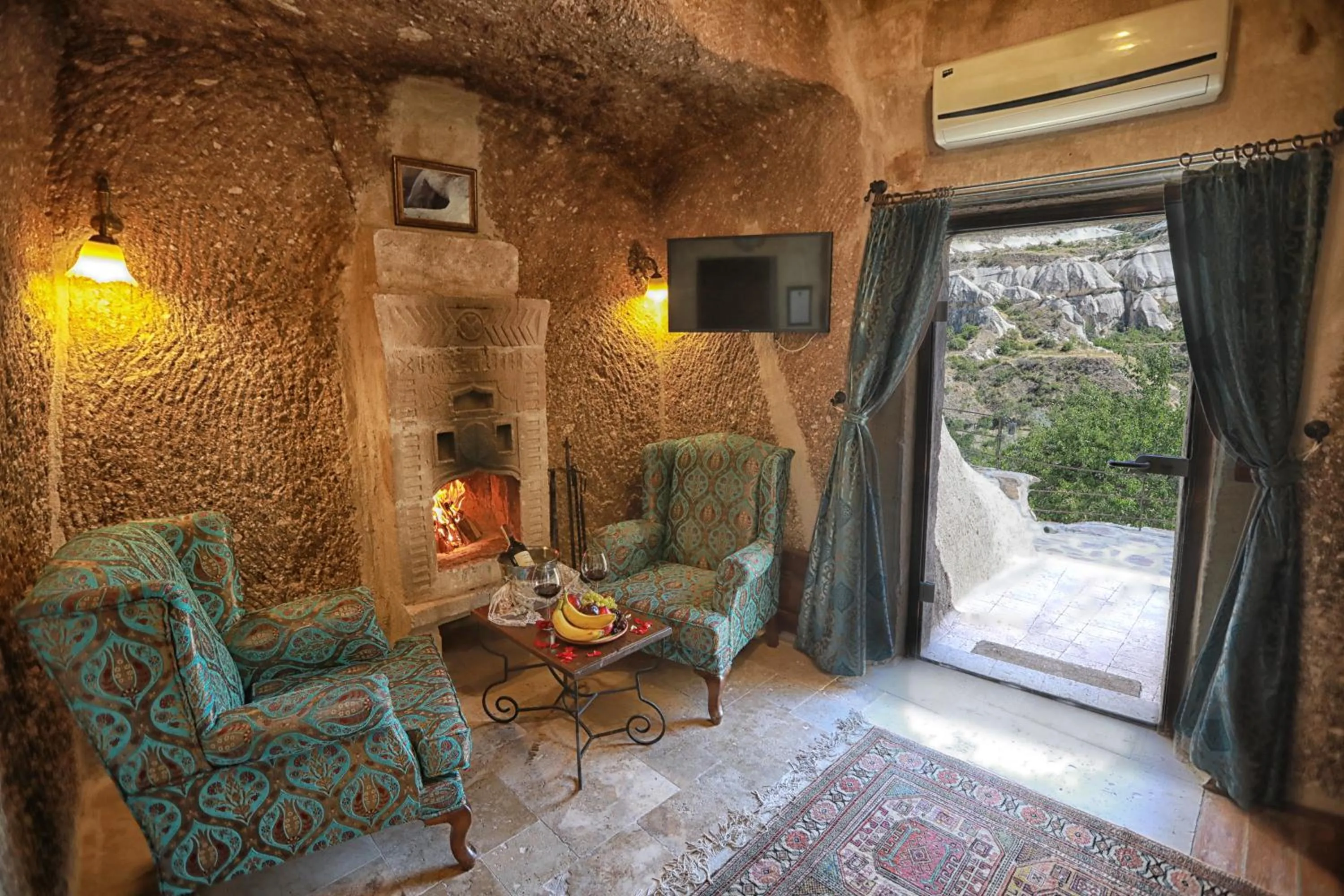 Mountain view in Traveller's Cave Hotel