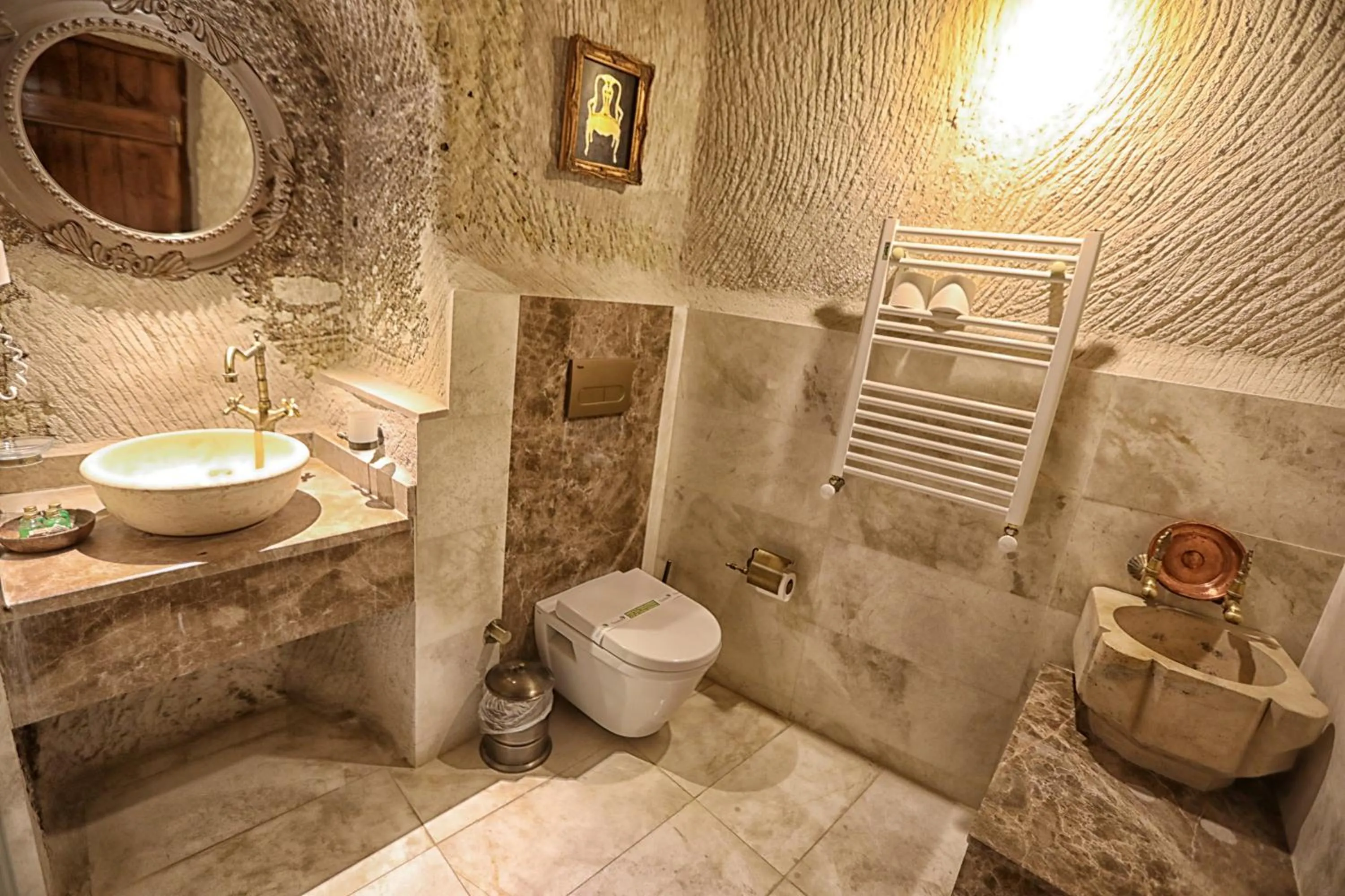 Bathroom in Traveller's Cave Hotel