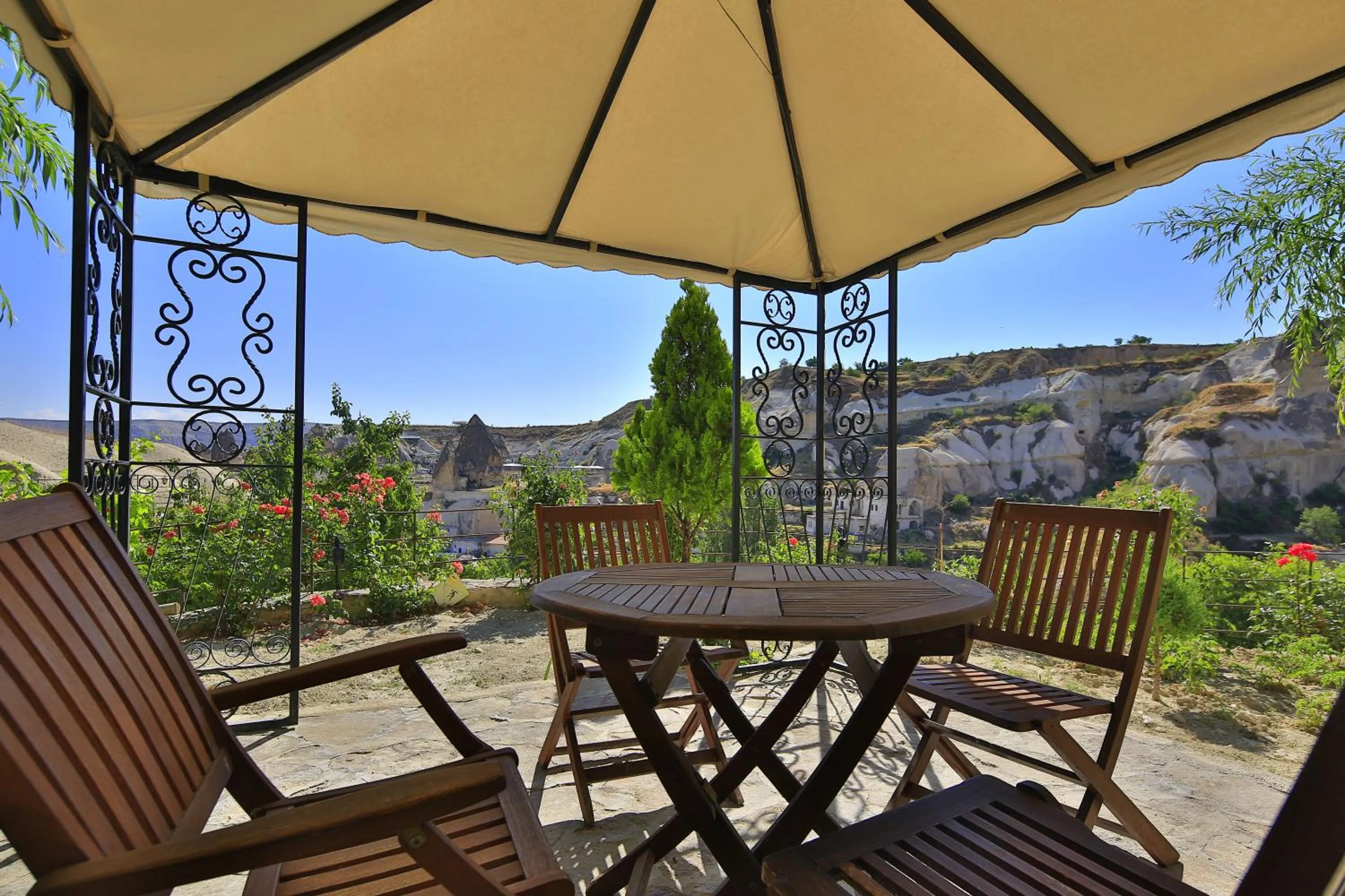 Garden in Traveller's Cave Hotel