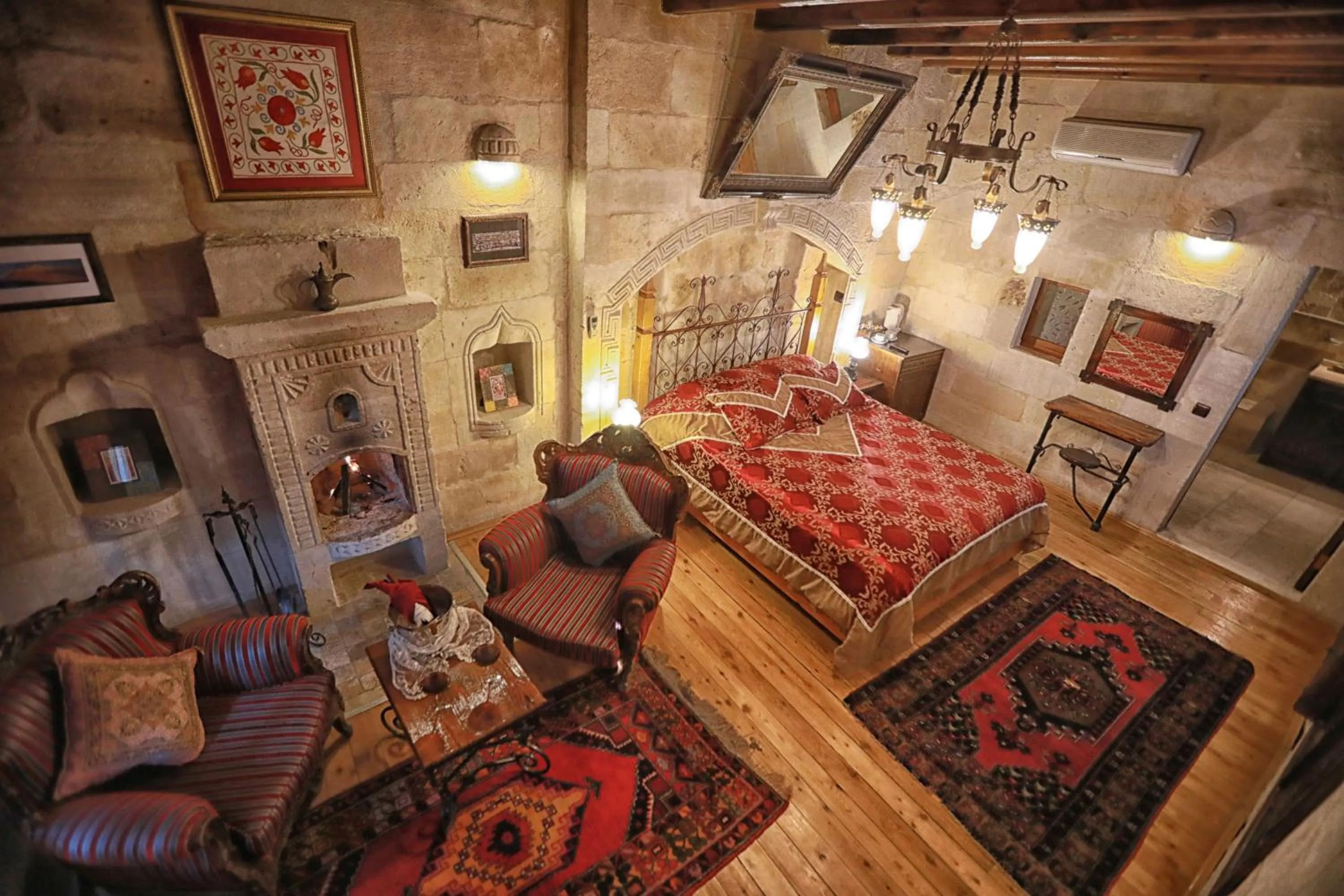 Decorative detail, Bed in Traveller's Cave Hotel