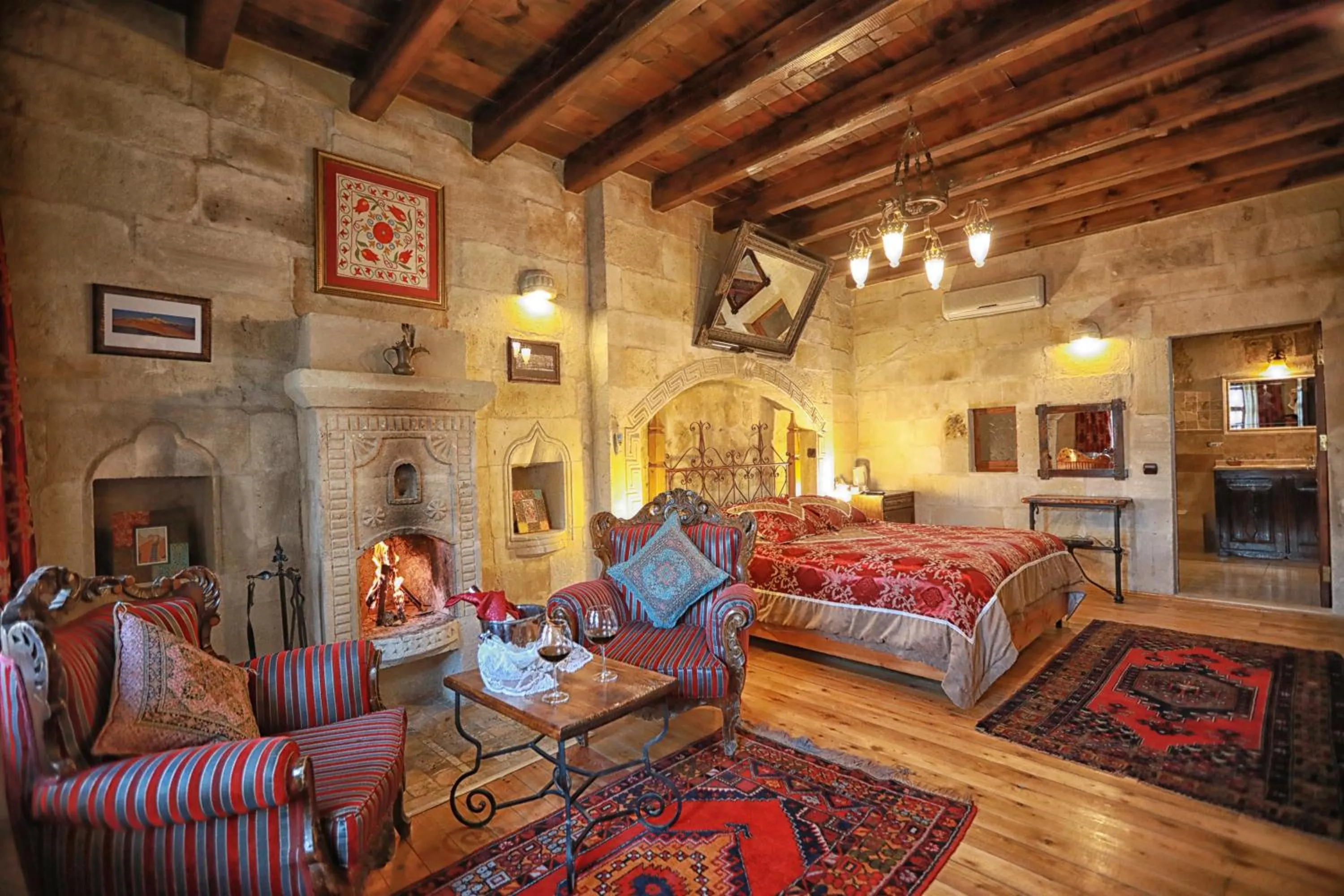 Seating area, Bed in Traveller's Cave Hotel
