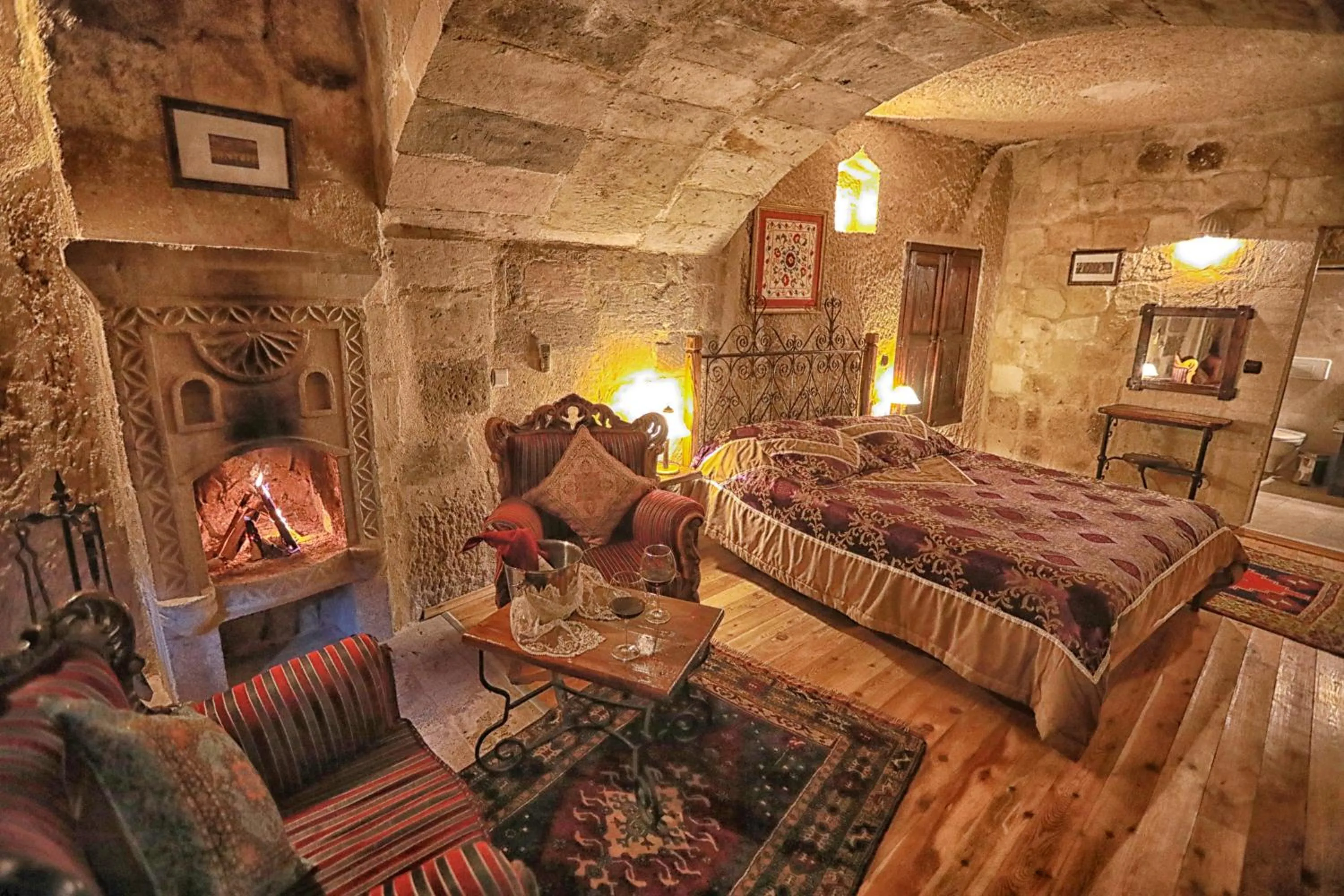 Bedroom, Bed in Traveller's Cave Hotel