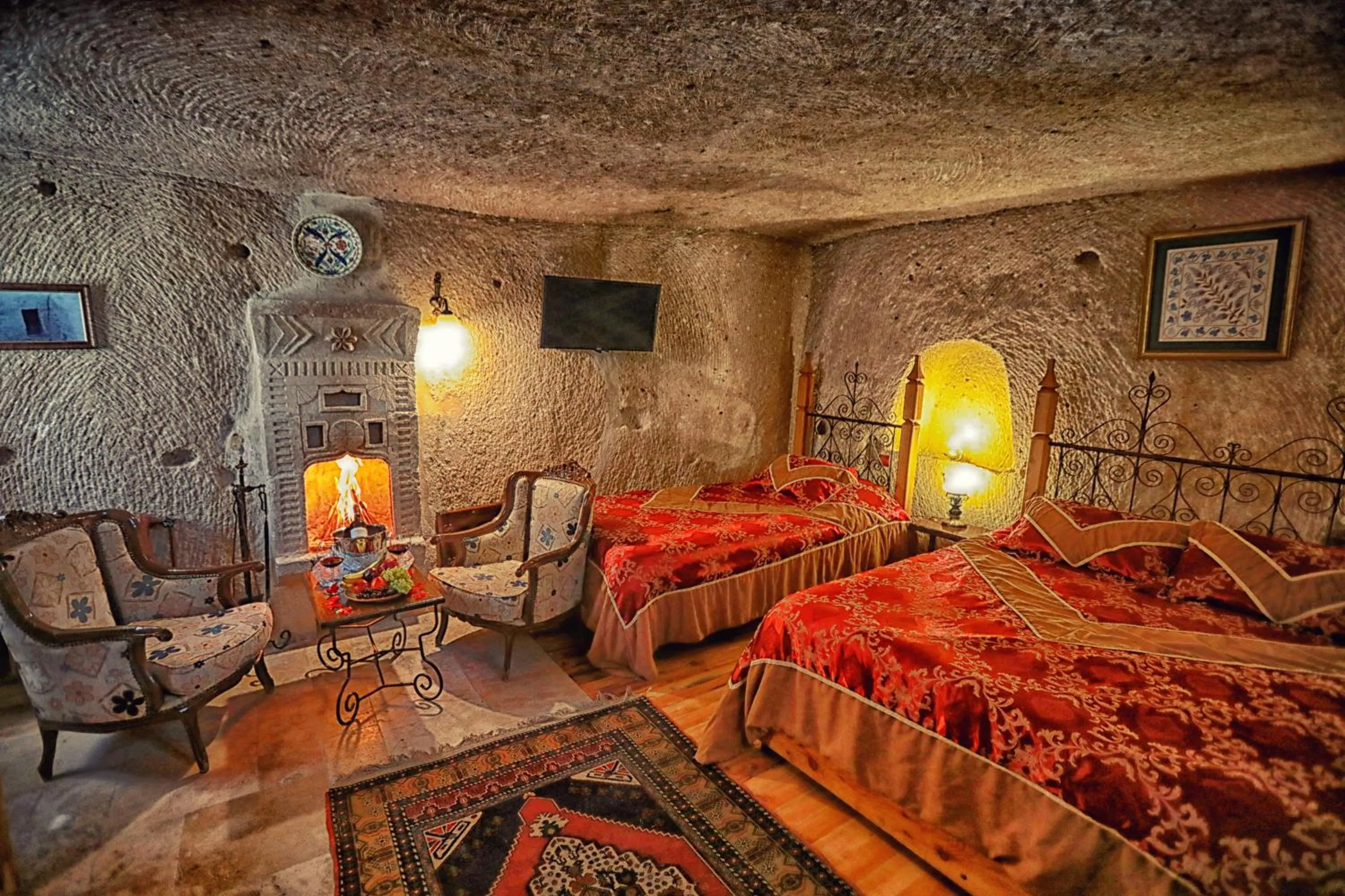 Bedroom, Bed in Traveller's Cave Hotel