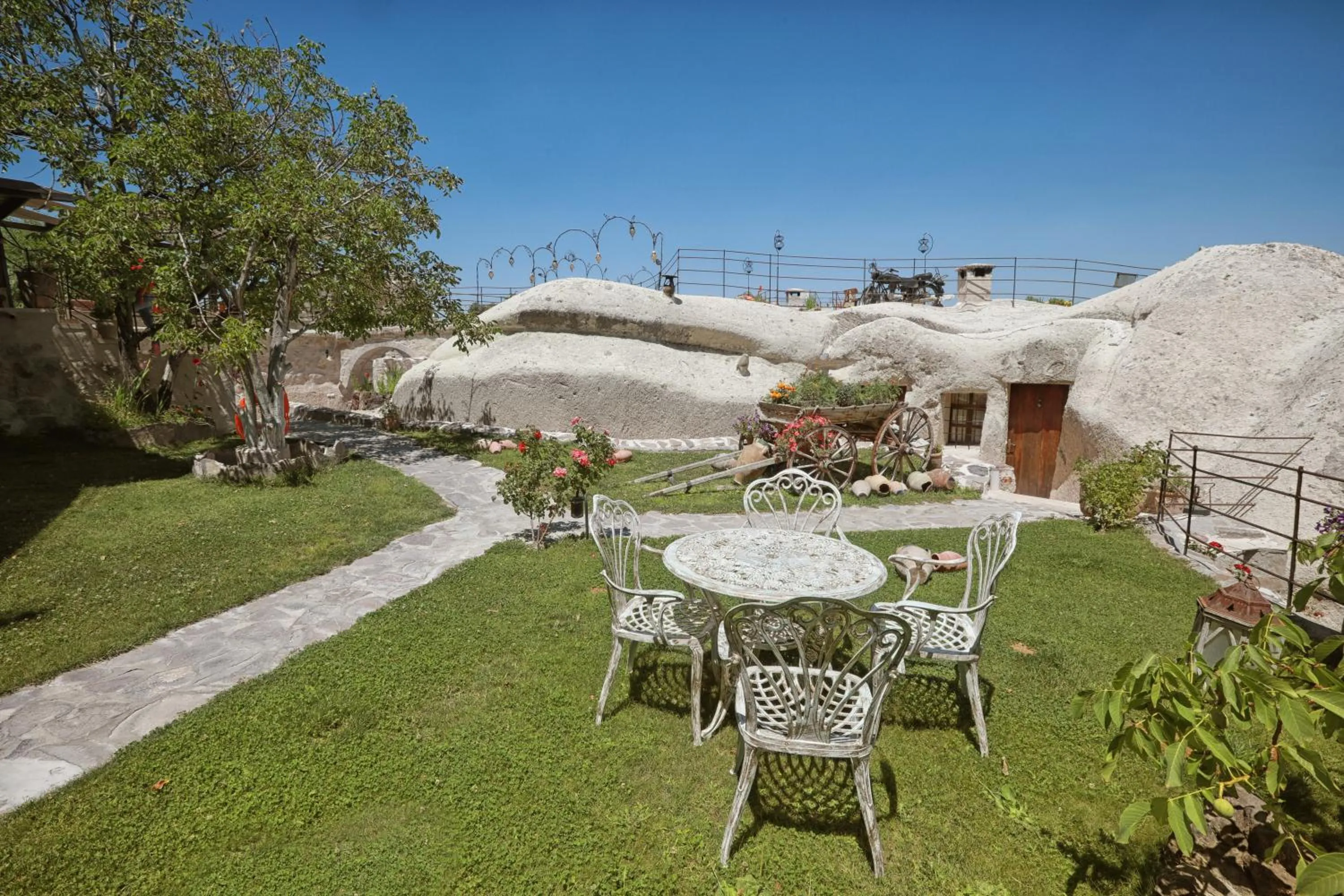 Garden in Traveller's Cave Hotel