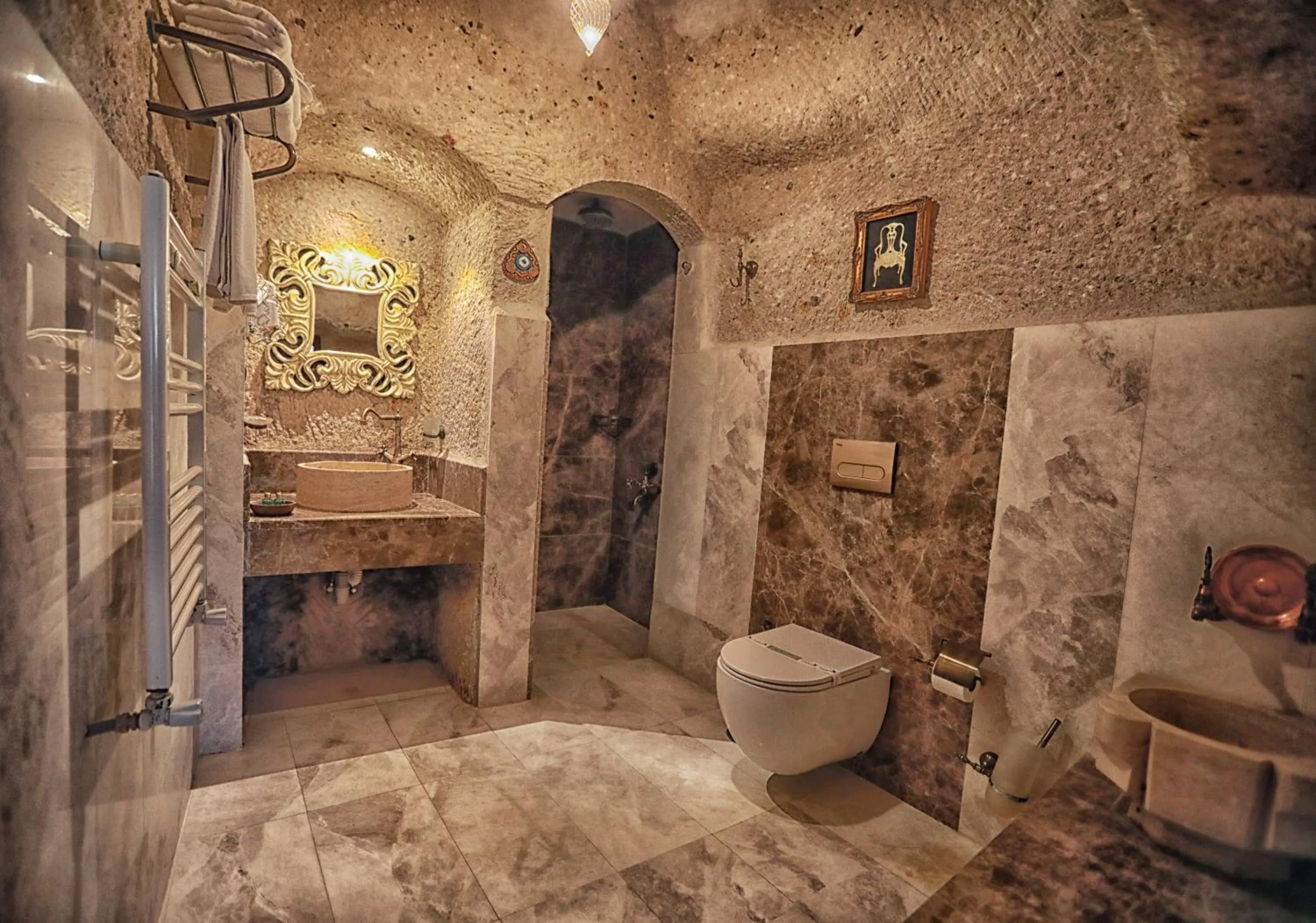 Bathroom in Traveller's Cave Hotel