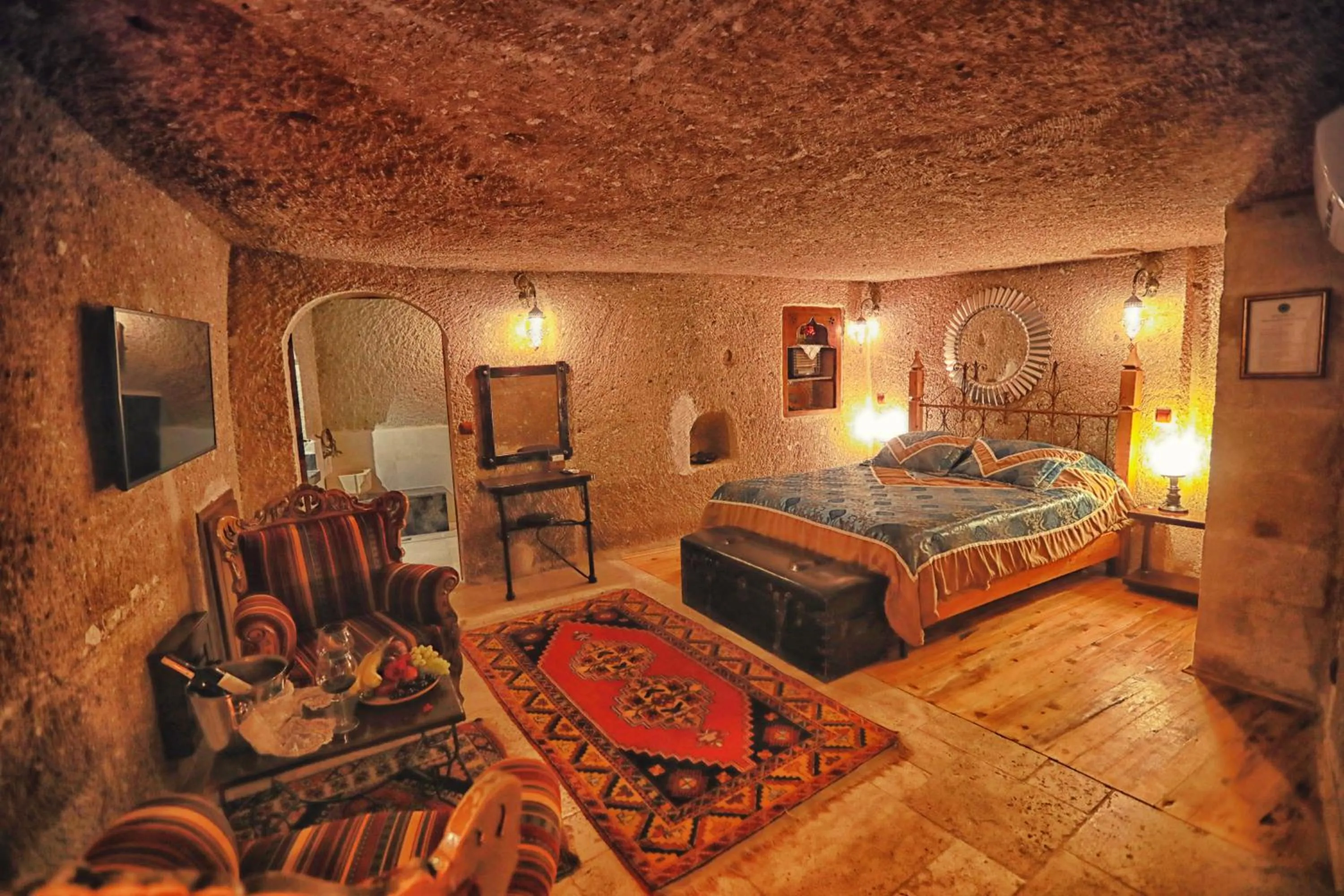 Bedroom, Bed in Traveller's Cave Hotel