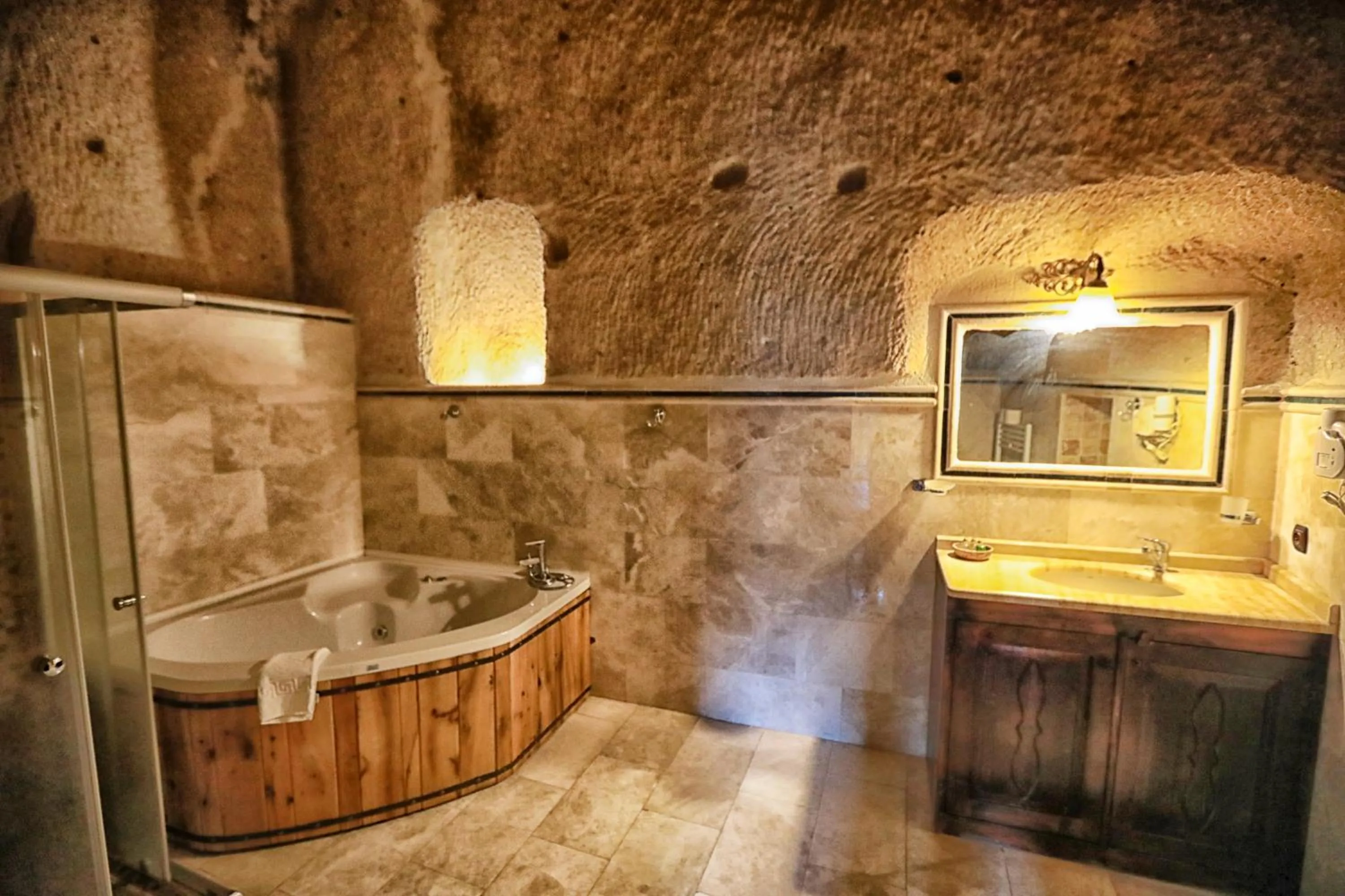 Bathroom in Traveller's Cave Hotel