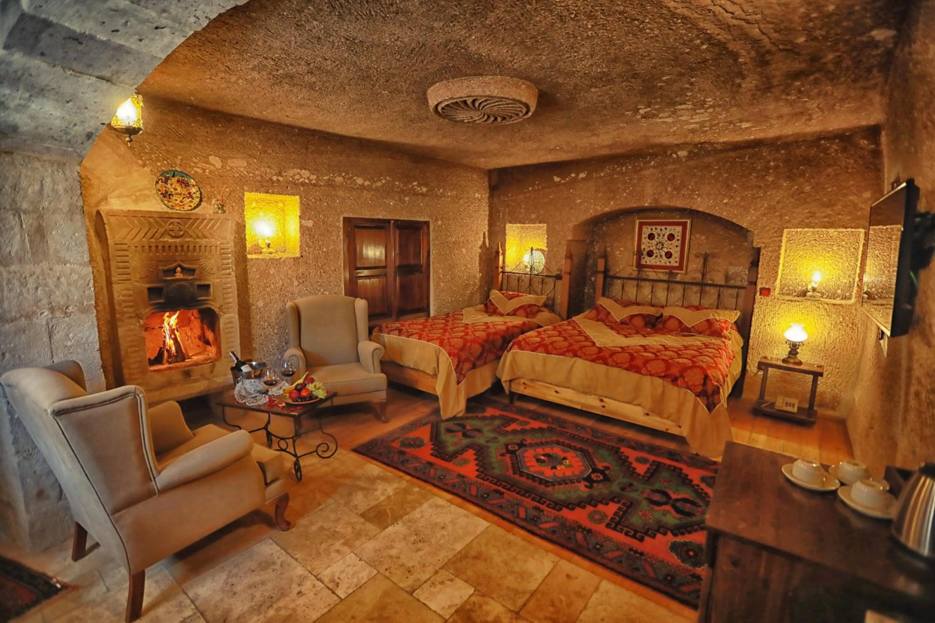 Bedroom, Bed in Traveller's Cave Hotel