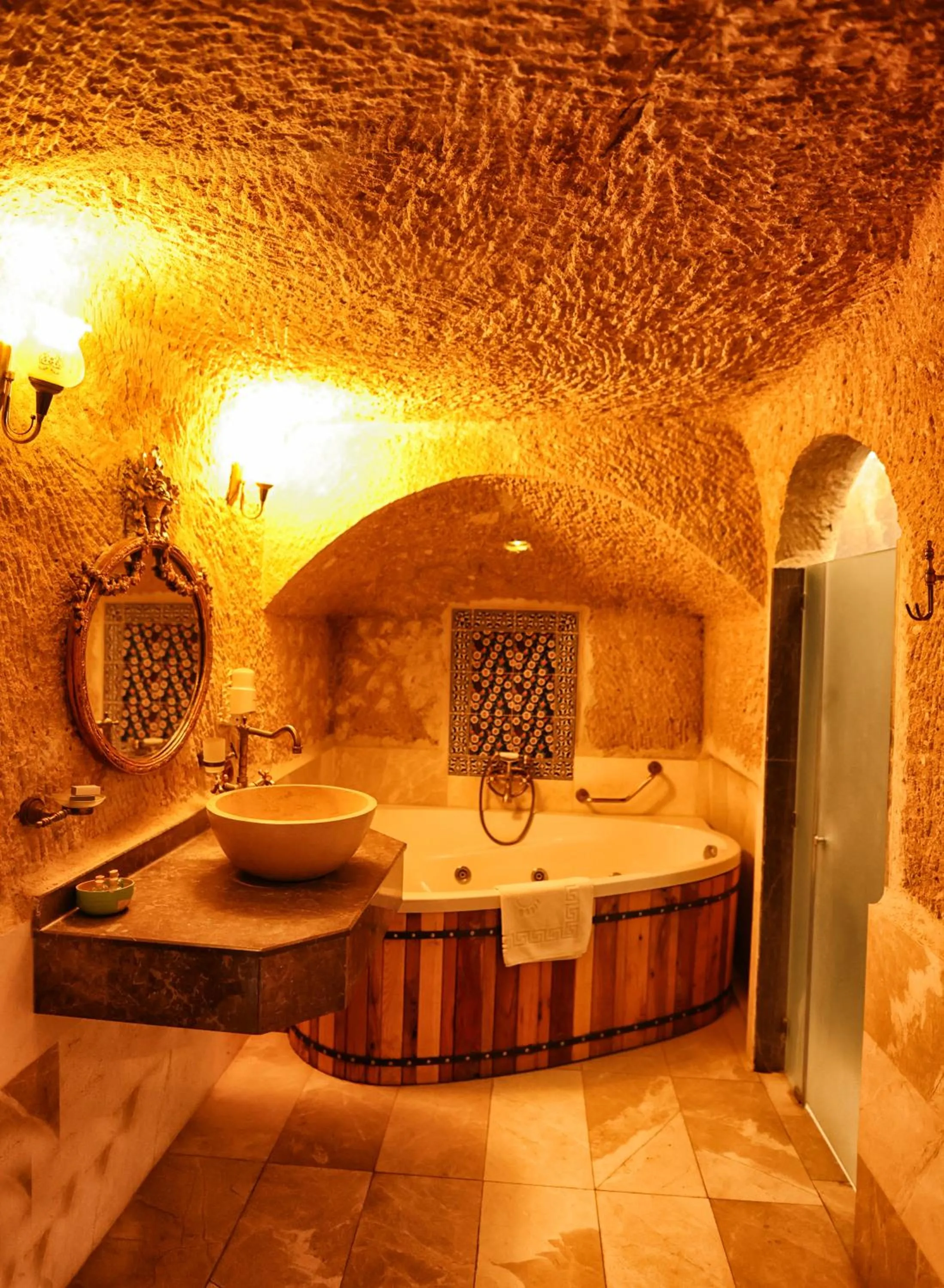 Hot Tub in Traveller's Cave Hotel