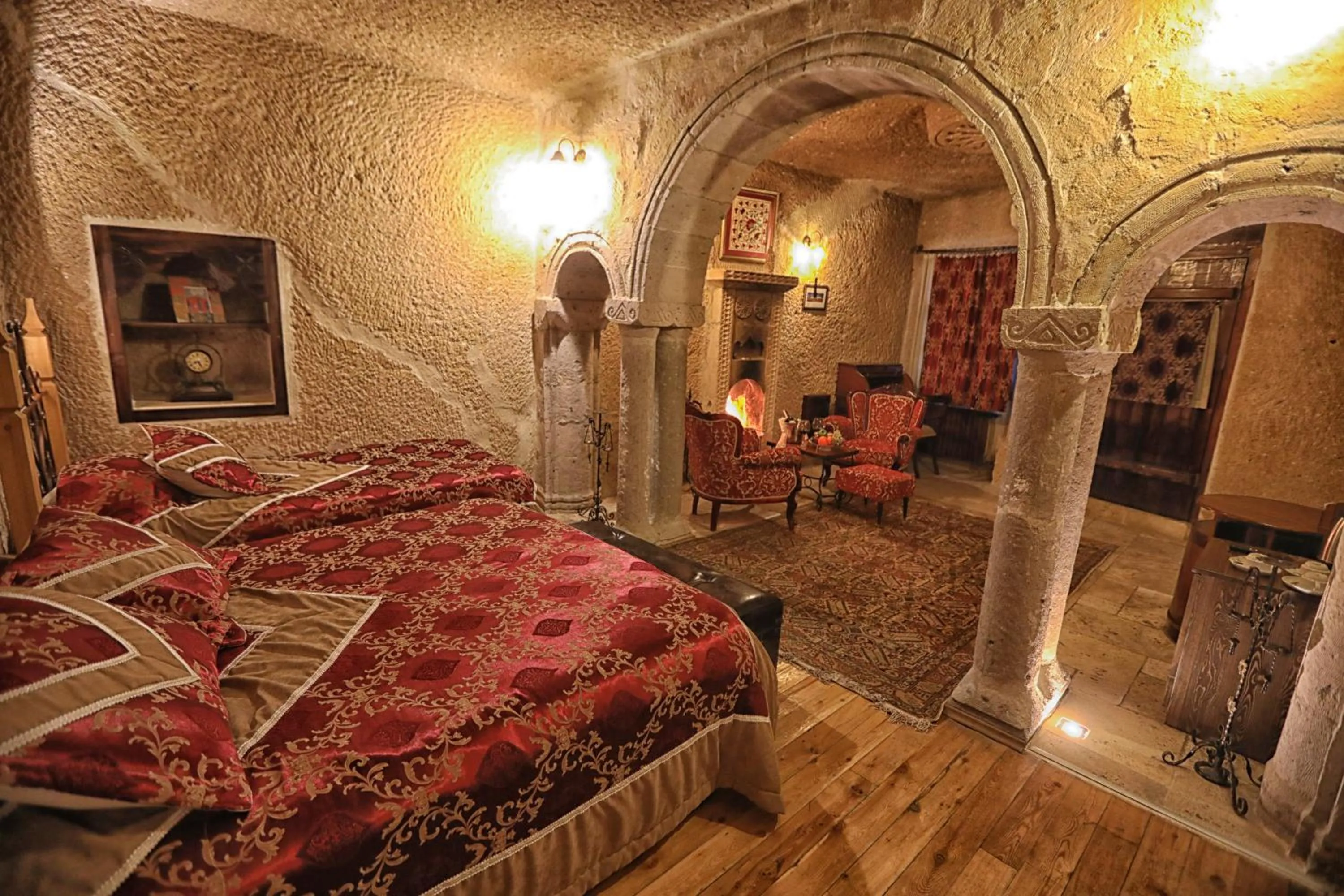 Bedroom, Bed in Traveller's Cave Hotel