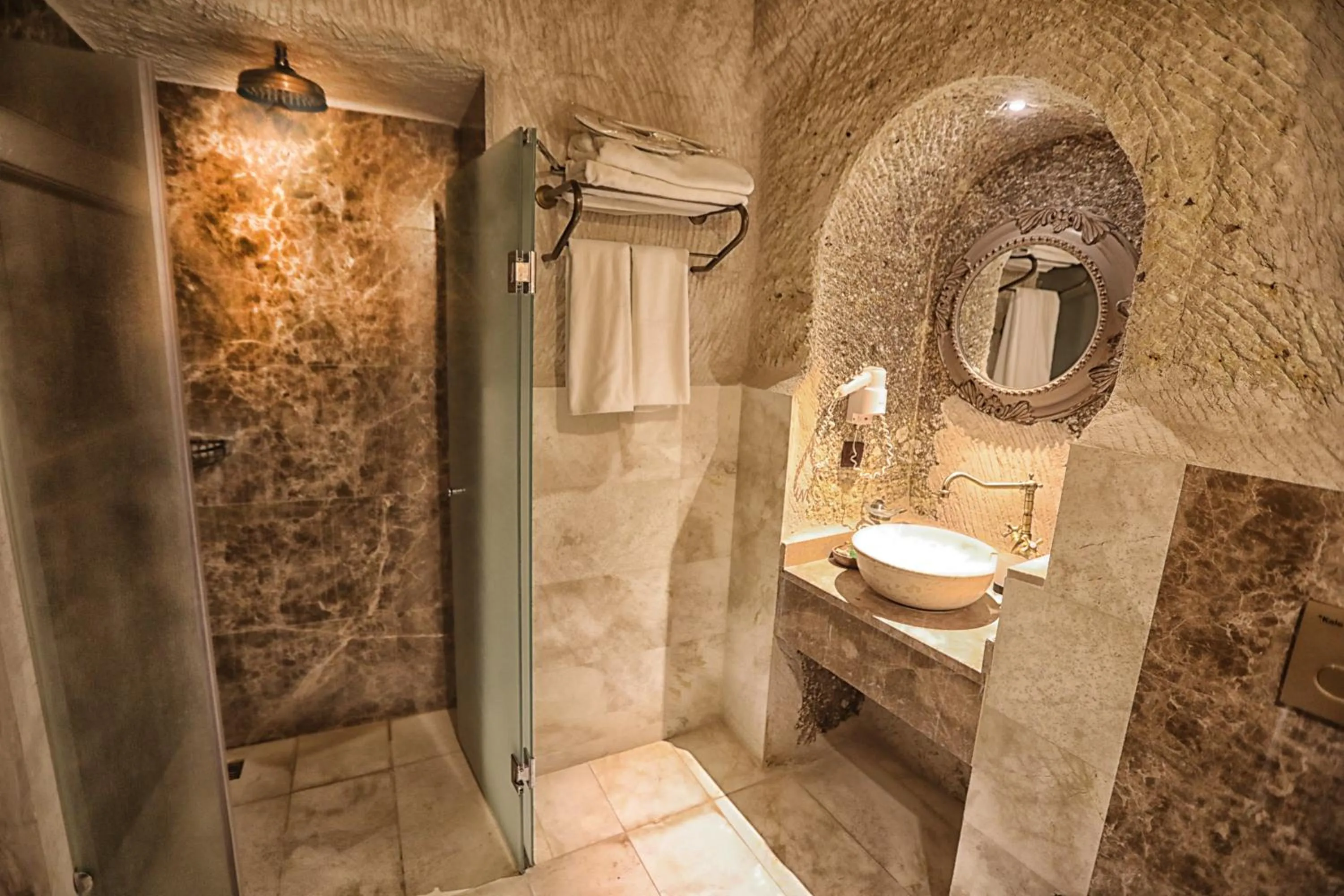Bathroom in Traveller's Cave Hotel
