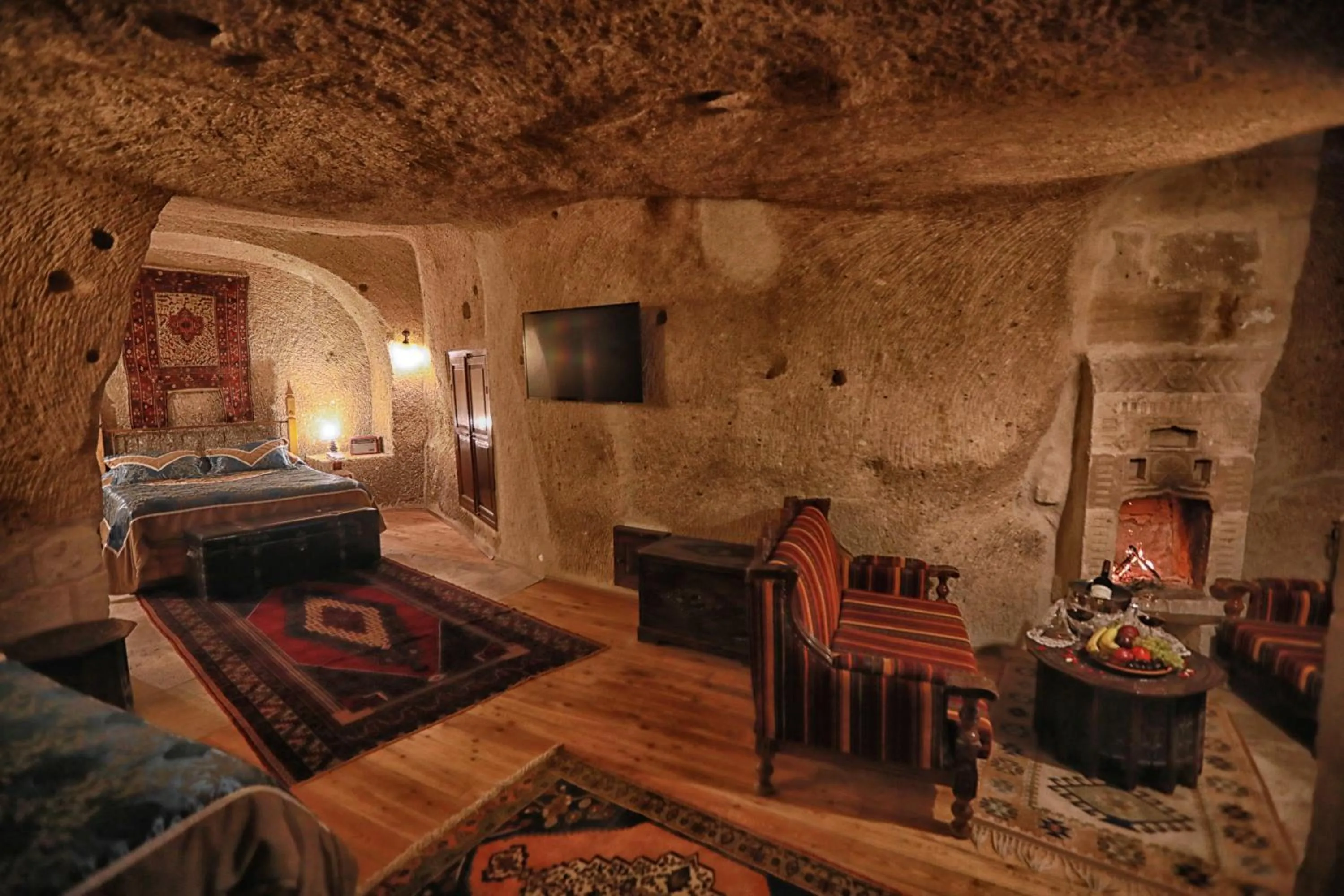 Bedroom, Bed in Traveller's Cave Hotel