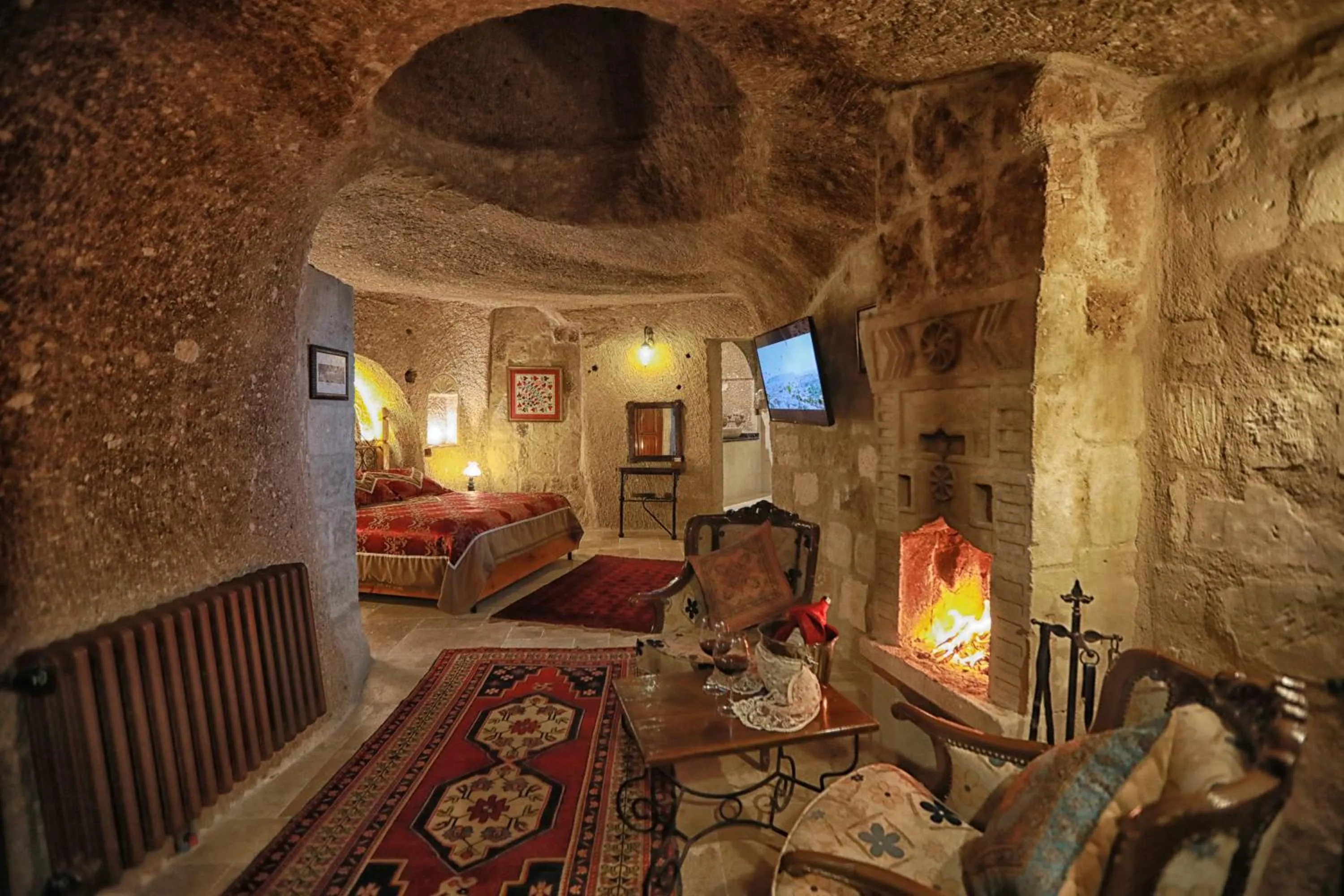 Photo of the whole room, Bed in Traveller's Cave Hotel