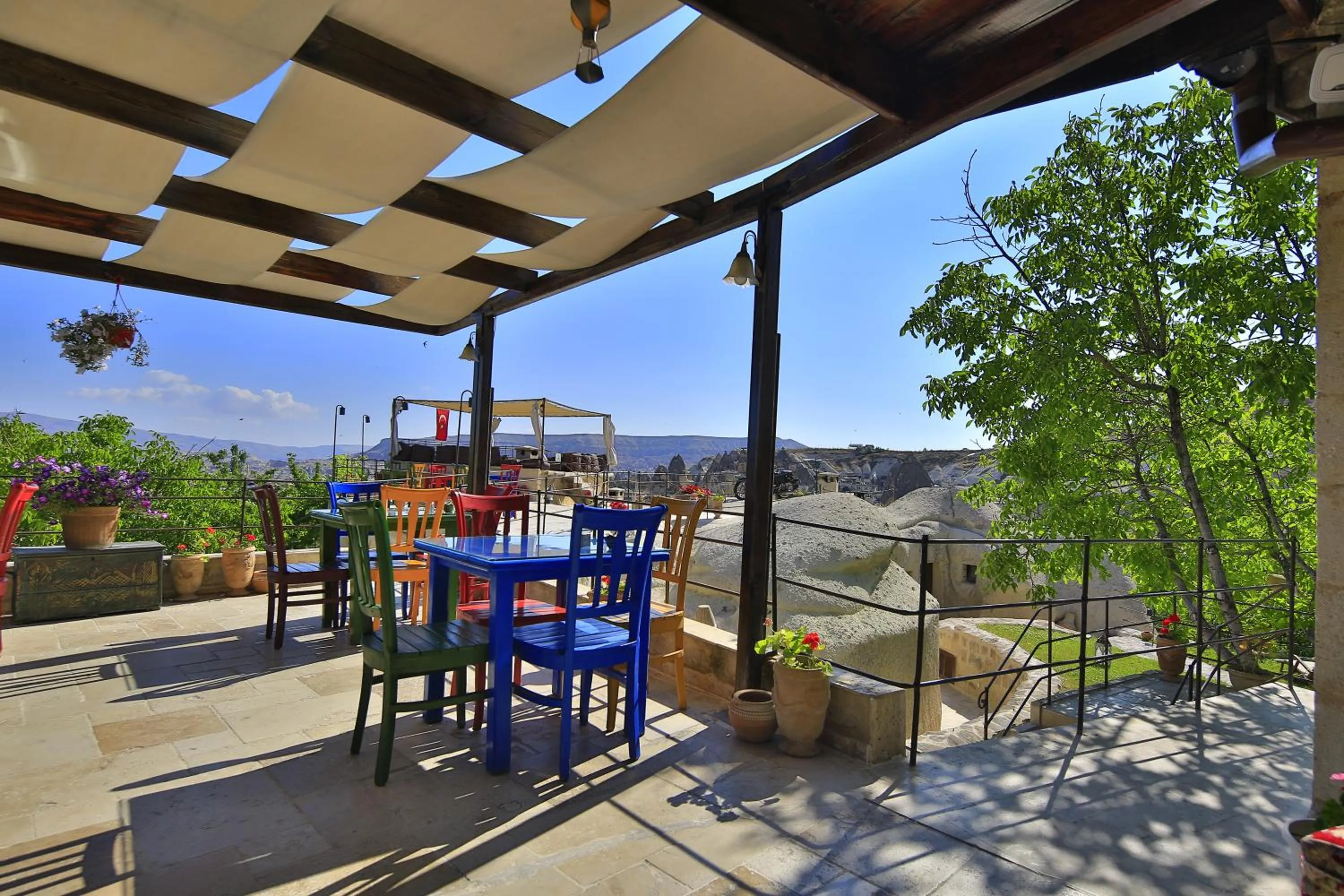 Restaurant/places to eat in Traveller's Cave Hotel