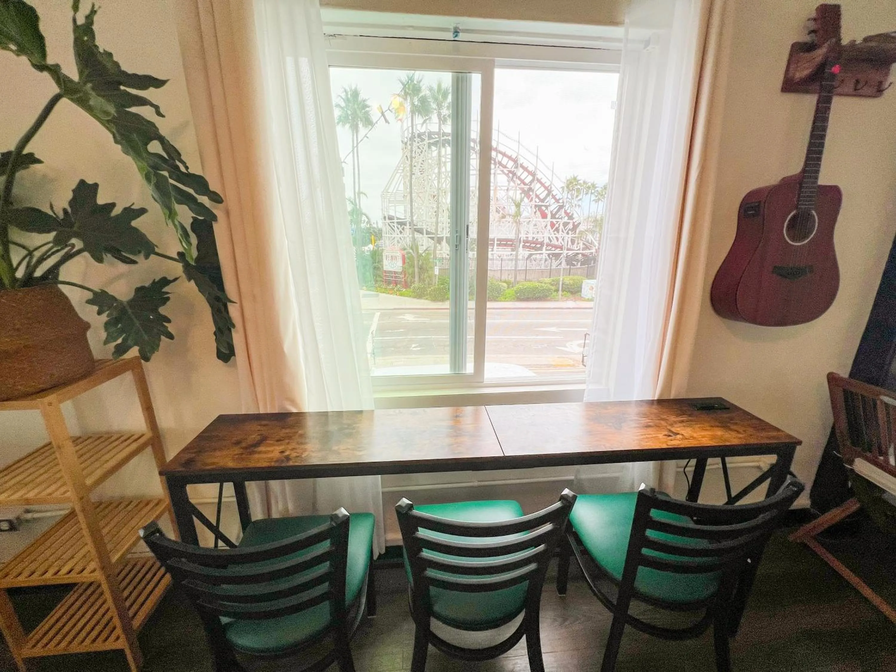 Living room in ITH San Diego Mission Beach Backpacker Hostel