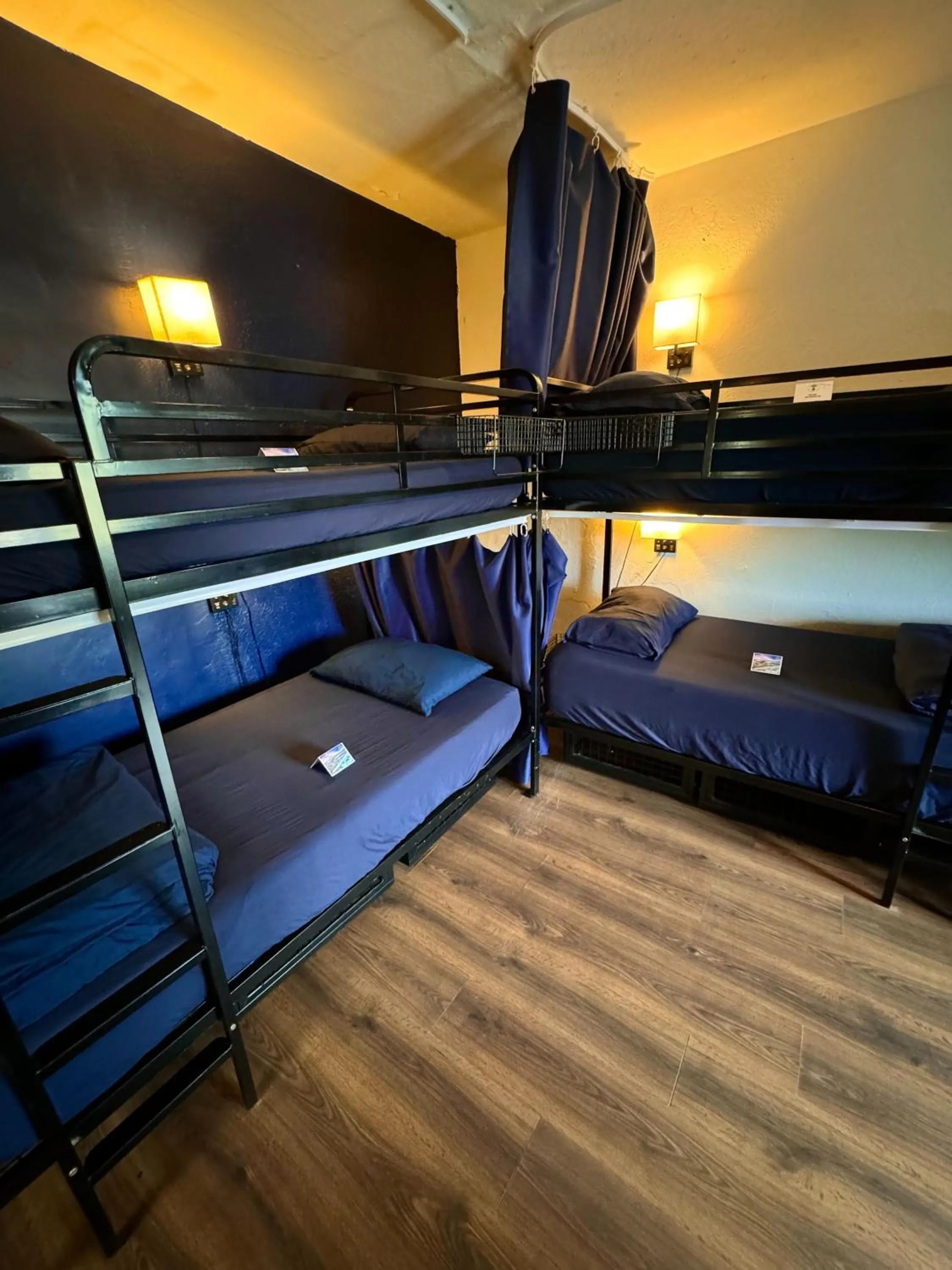 bunk bed, Bed in ITH San Diego Mission Beach Backpacker Hostel