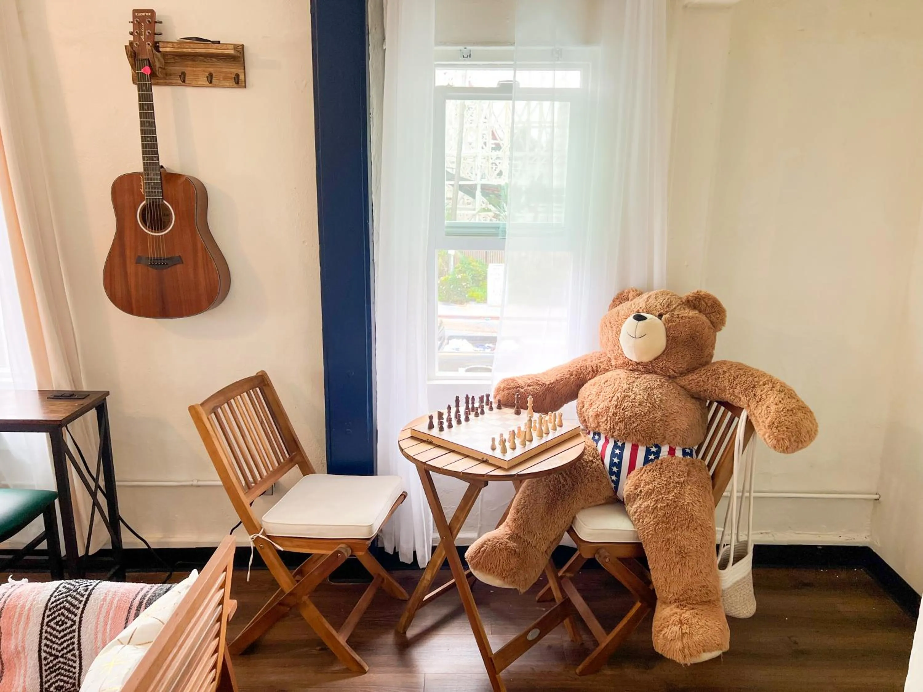 Living room in ITH San Diego Mission Beach Backpacker Hostel