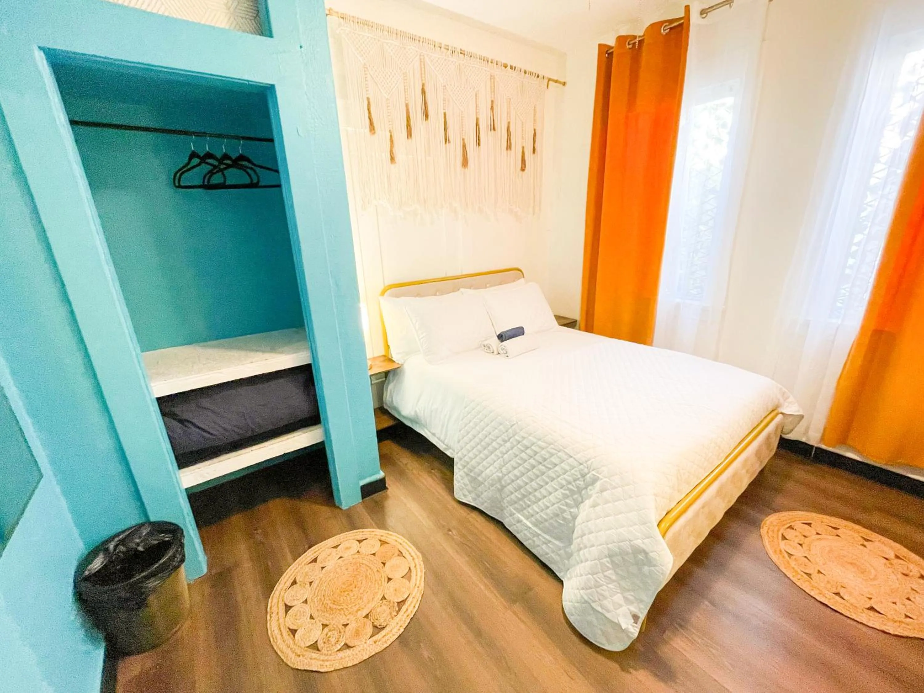 Bedroom, Bed in ITH San Diego Mission Beach Backpacker Hostel