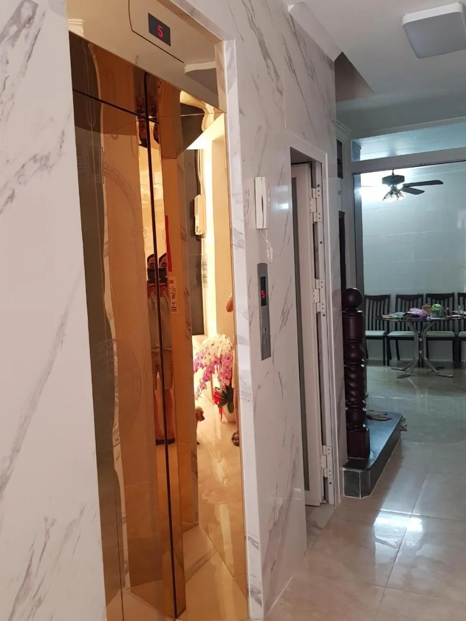 elevator in Hong Vinh Hotel