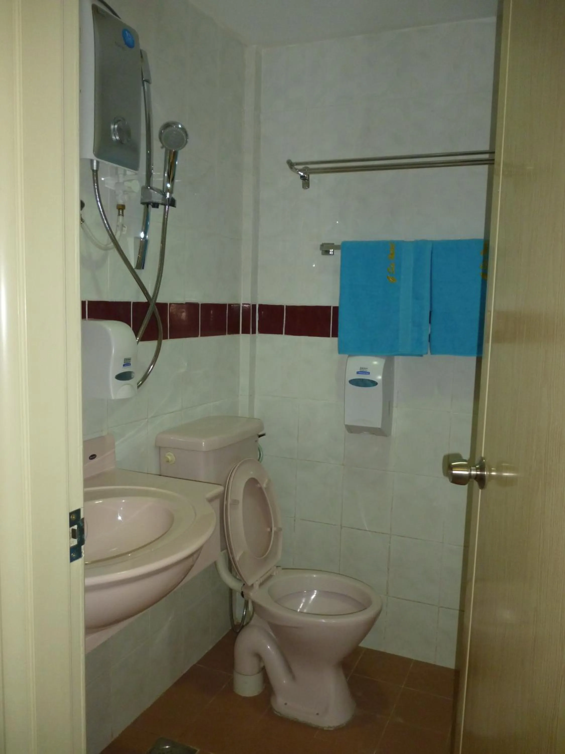 Bathroom in G Six Hotel