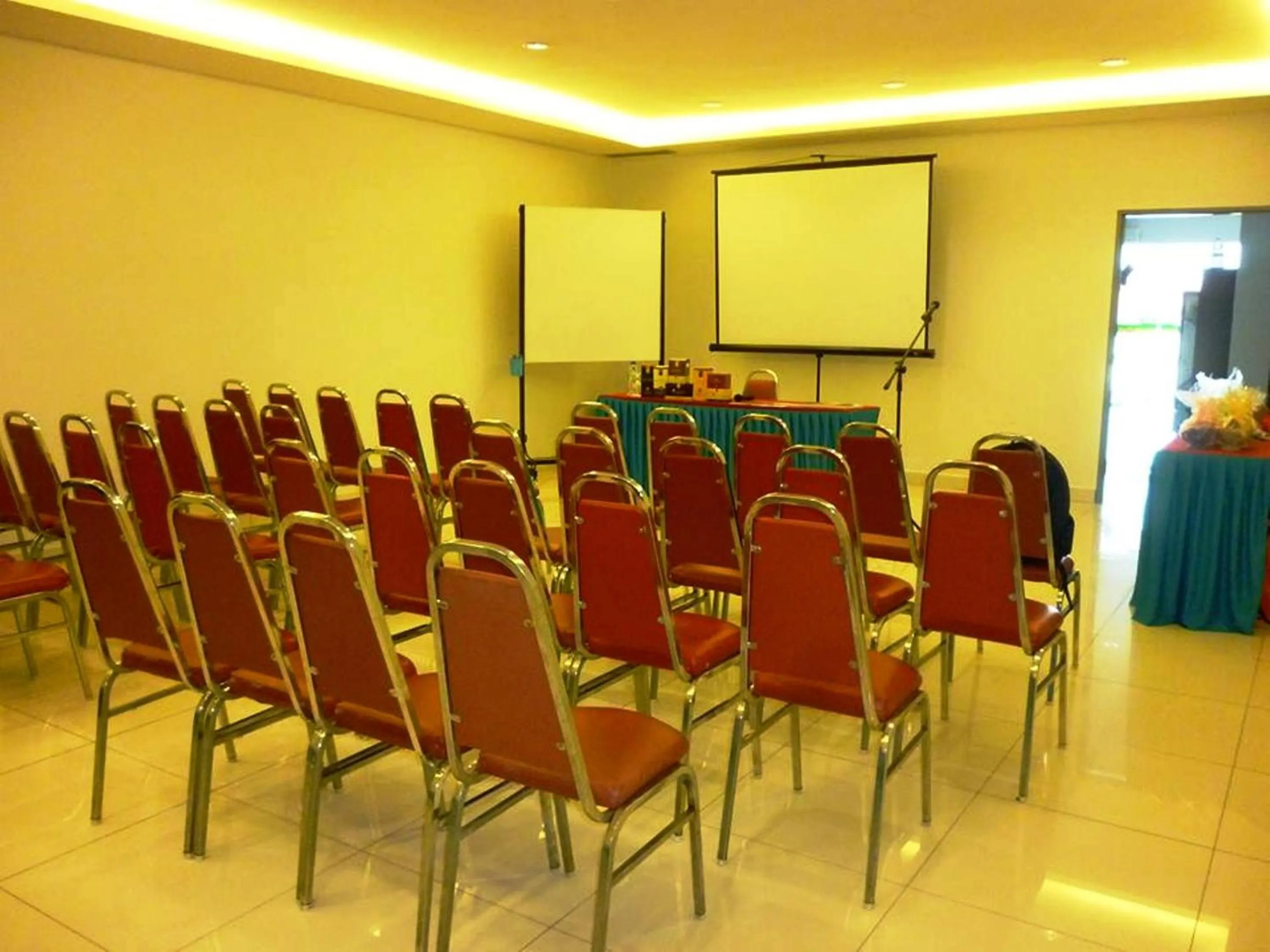 Business facilities in G Six Hotel