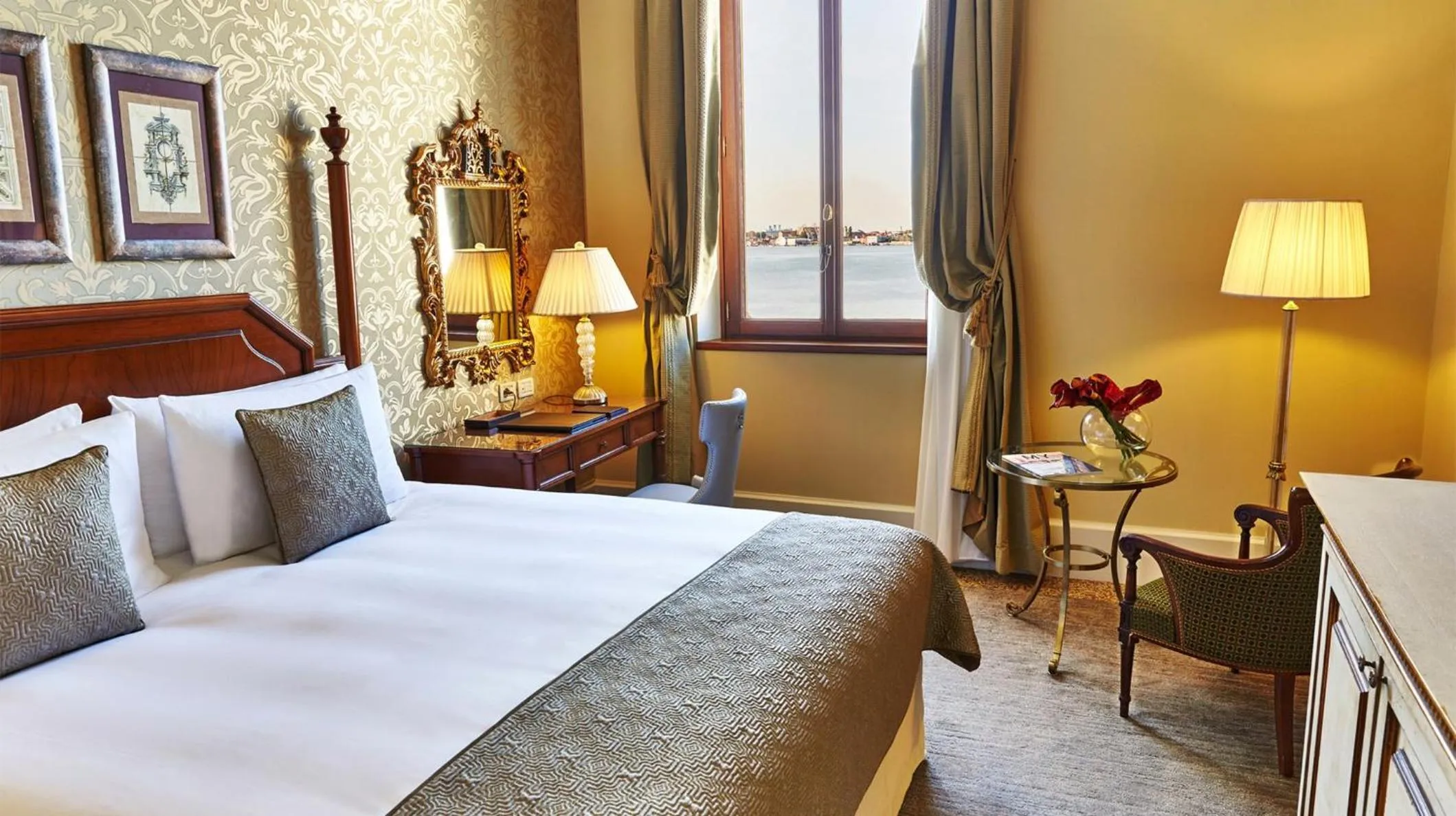 Grand Deluxe Room Lagoon View in San Clemente Palace Venice