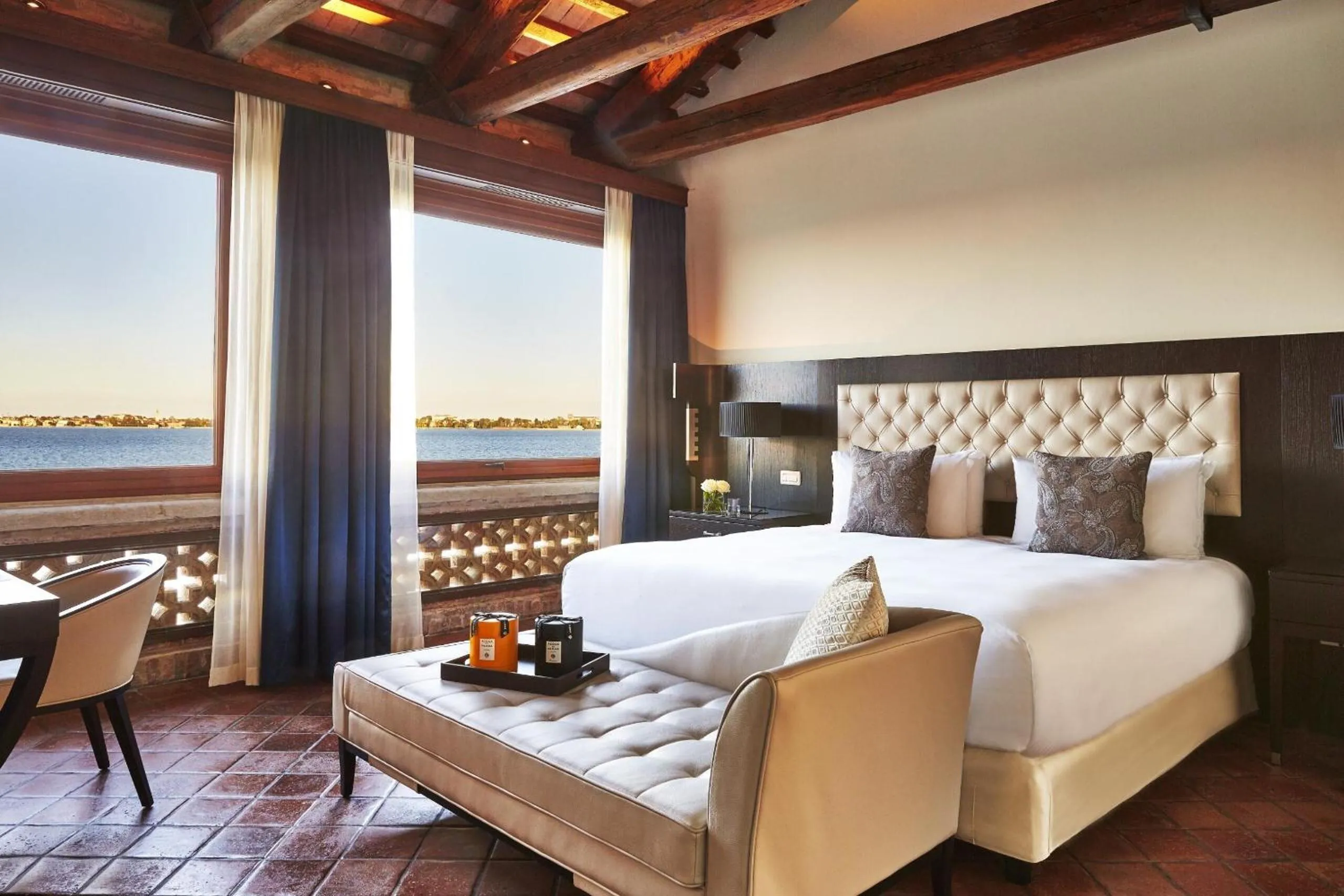 Photo of the whole room, Bed in San Clemente Palace Venice