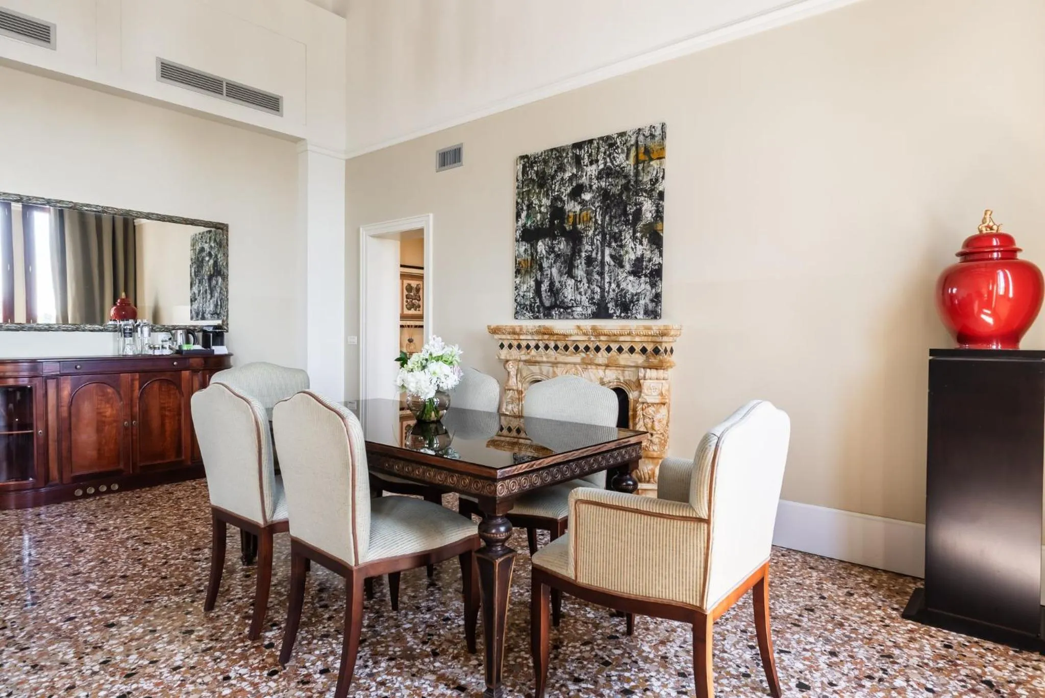 Photo of the whole room in San Clemente Palace Venice