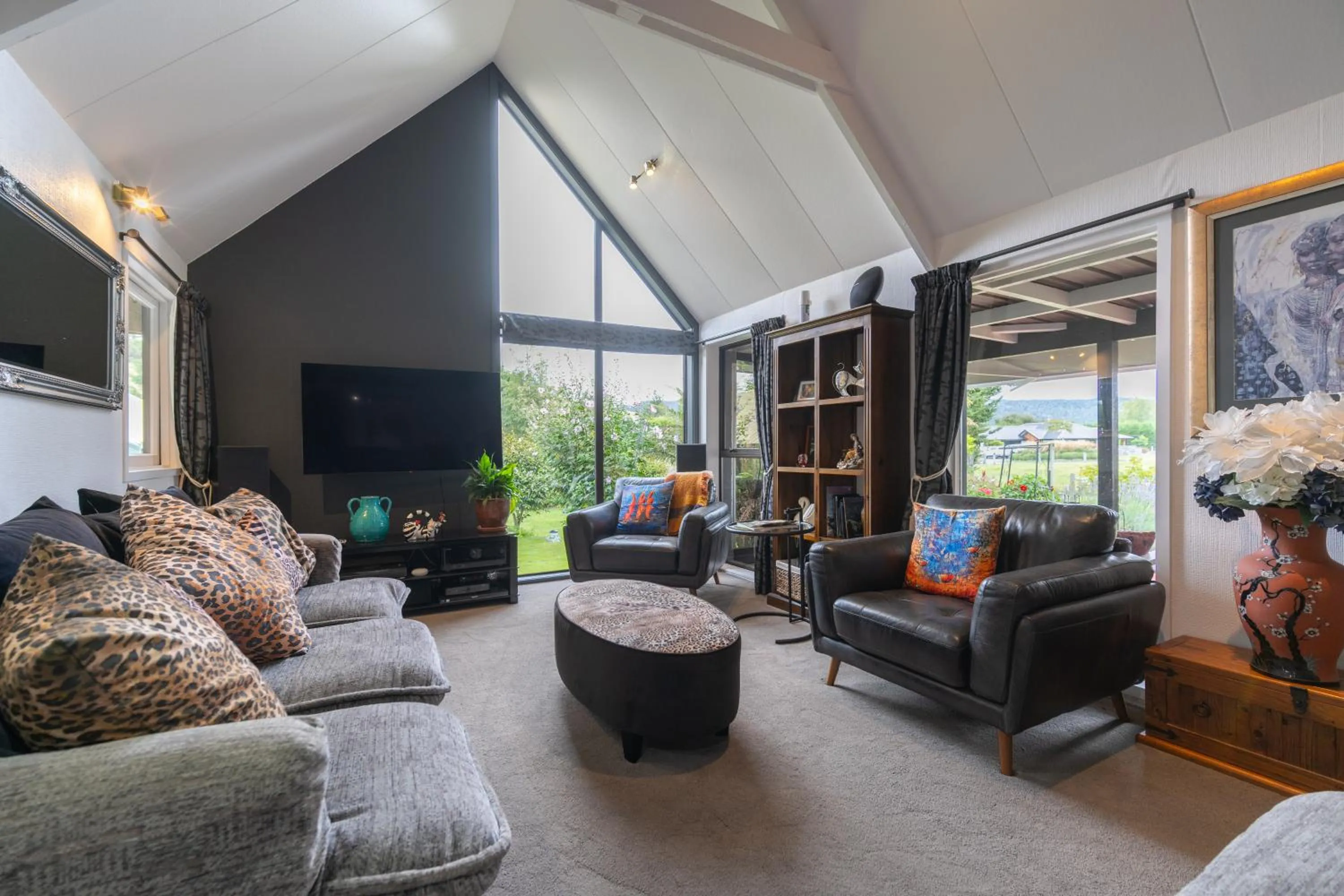 Communal lounge/ TV room in Alpine Rock B&B