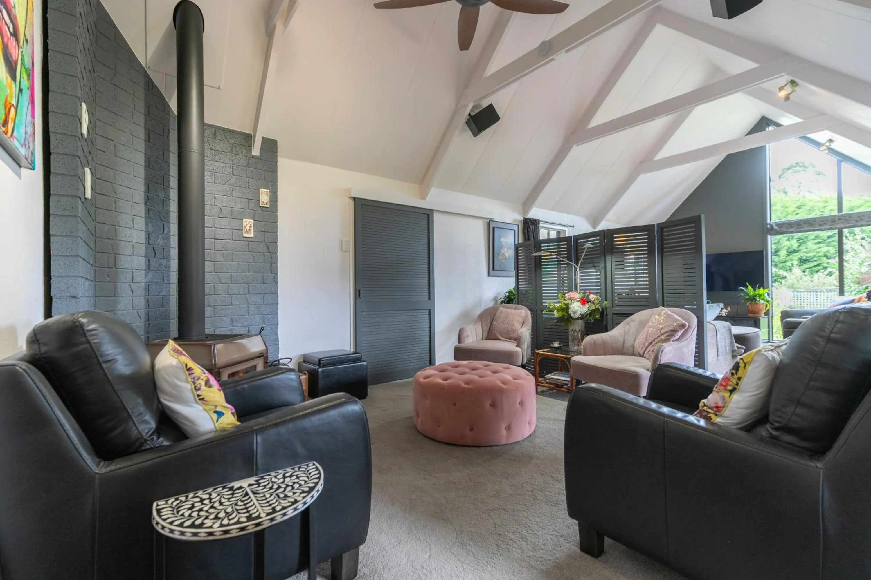 Communal lounge/ TV room in Alpine Rock B&B