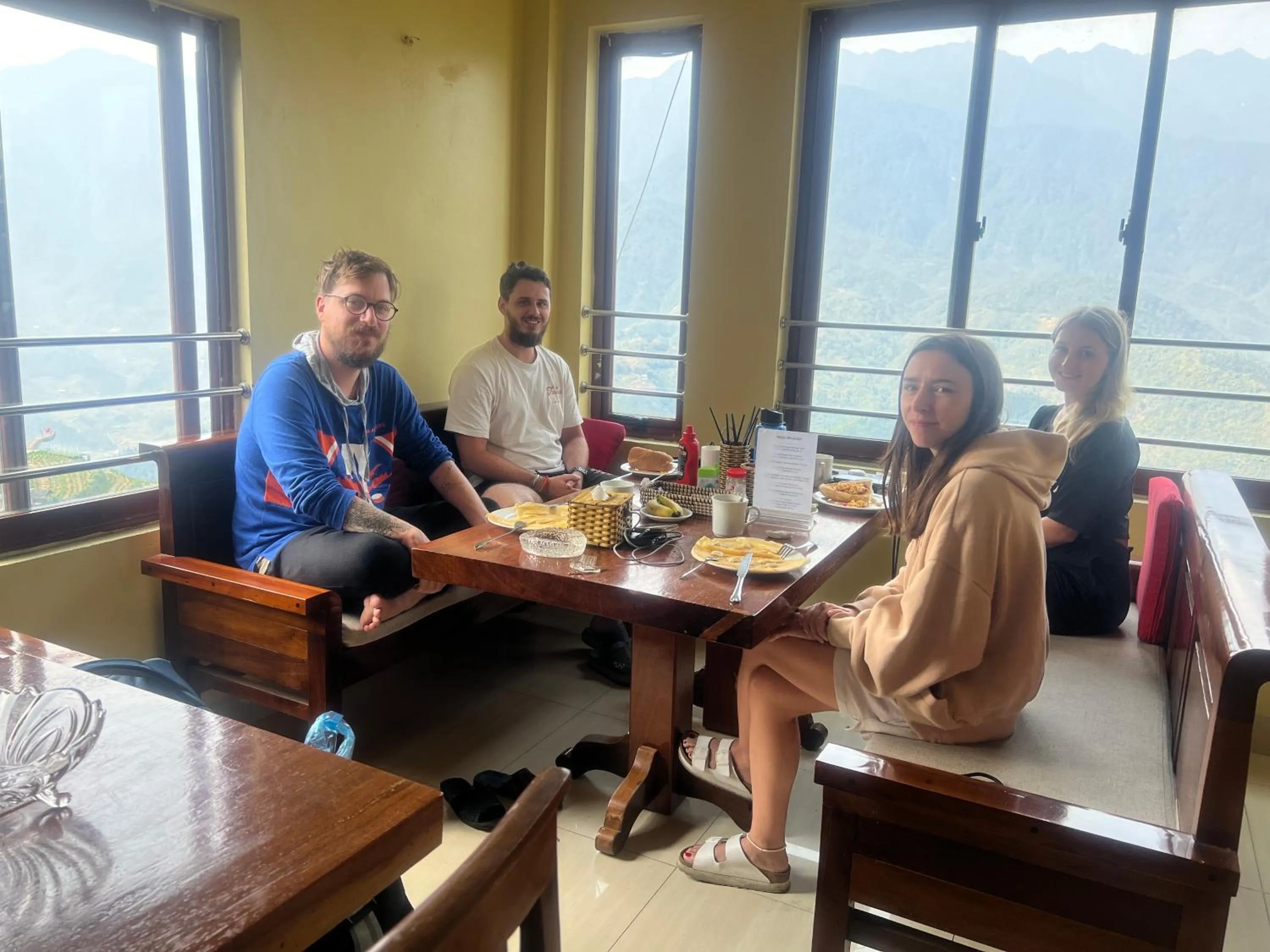 Restaurant/places to eat in Black Hmong View hotel