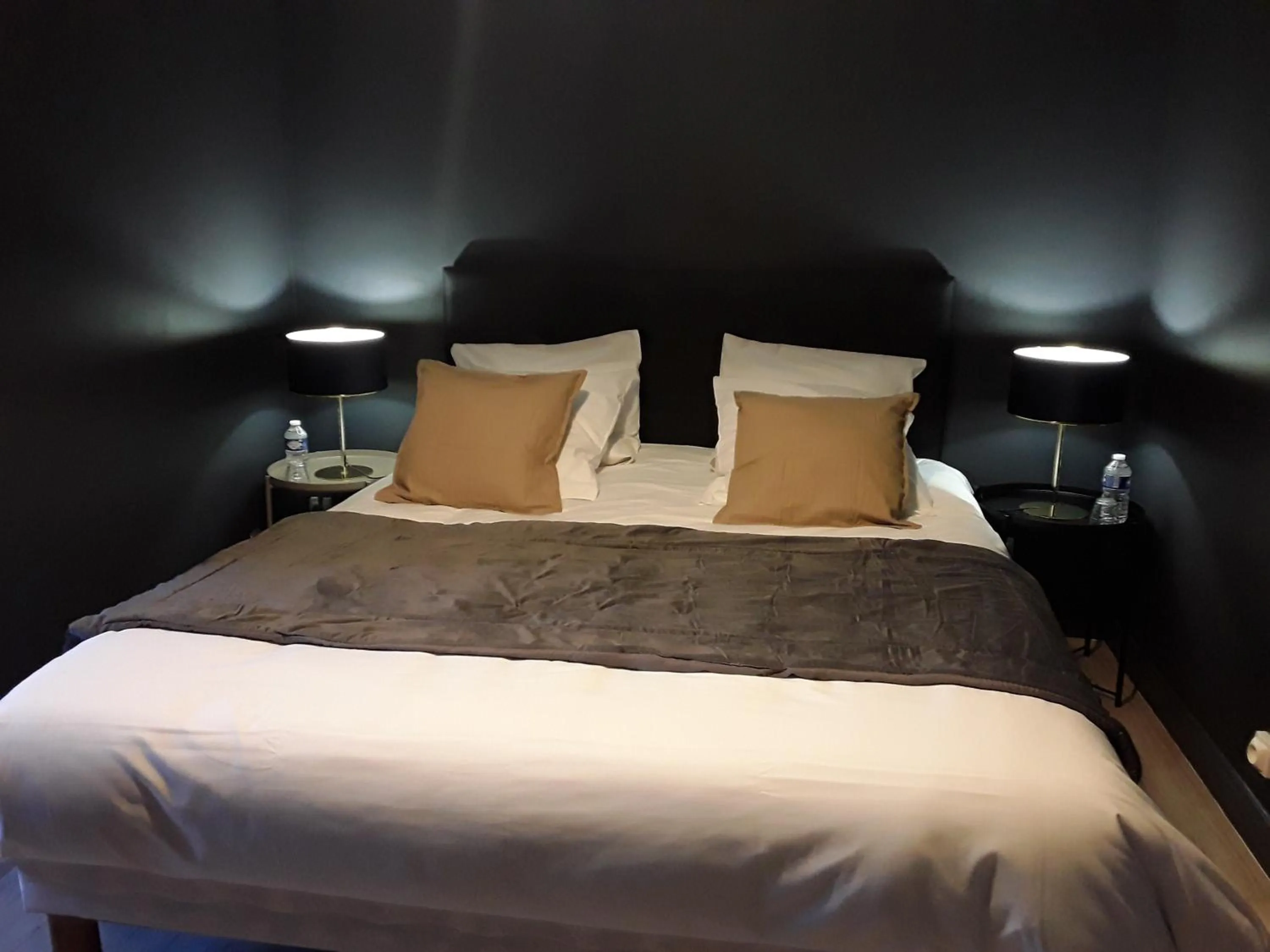 Bedroom, Bed in La Pomme d'Or