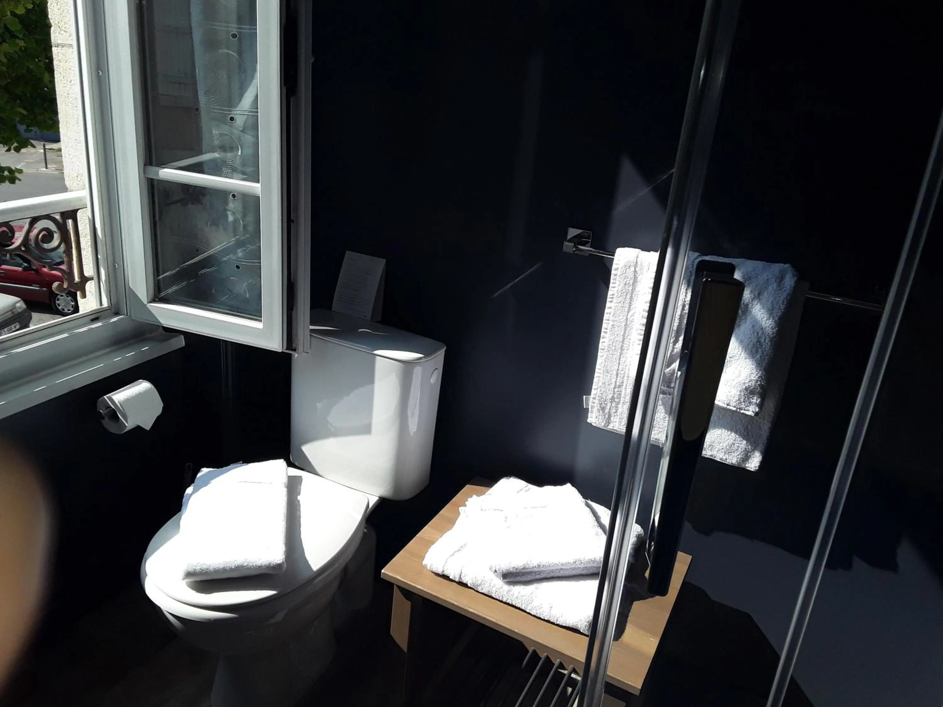 Bathroom in La Pomme d'Or