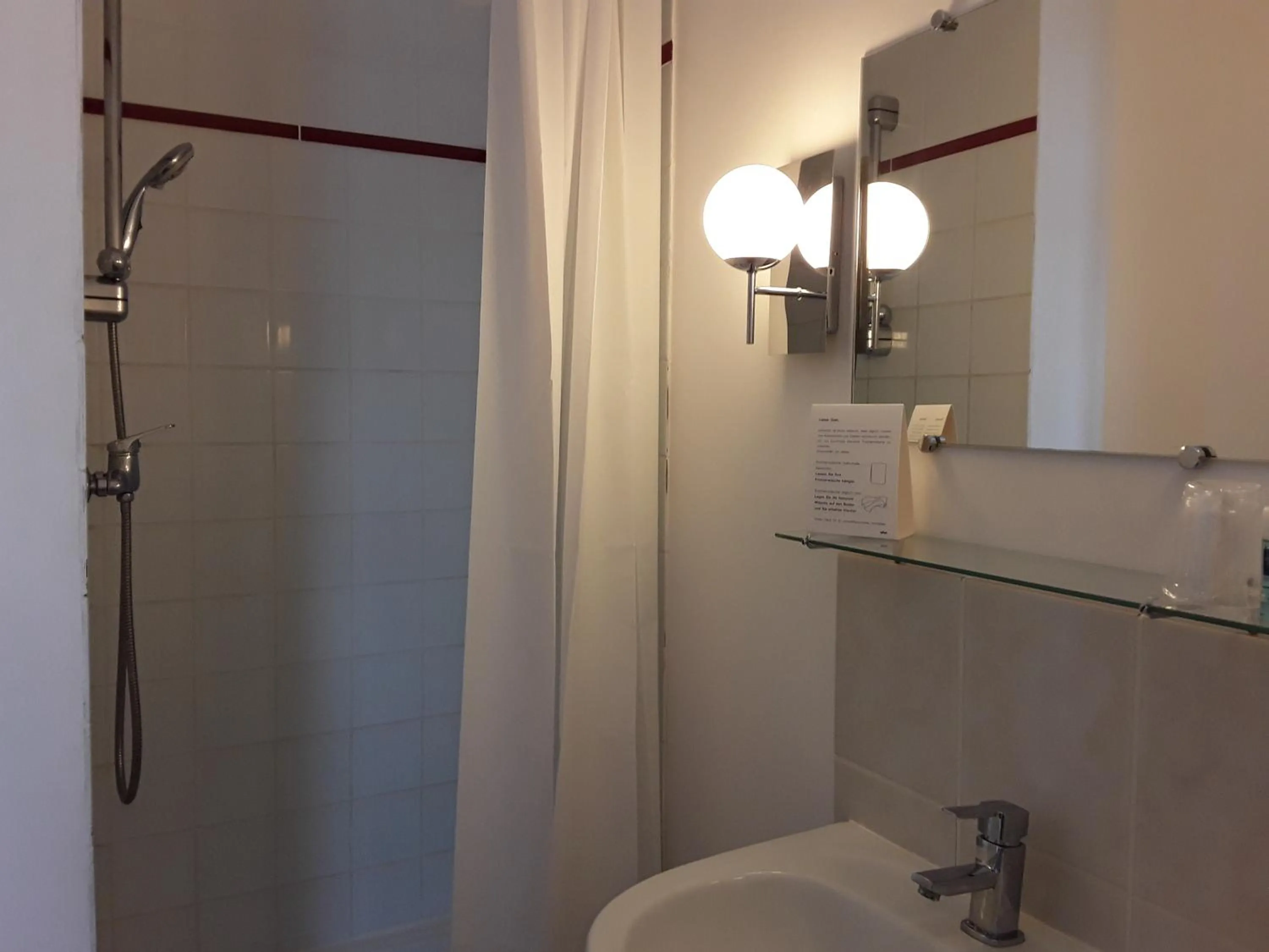 Shower in La Pomme d'Or