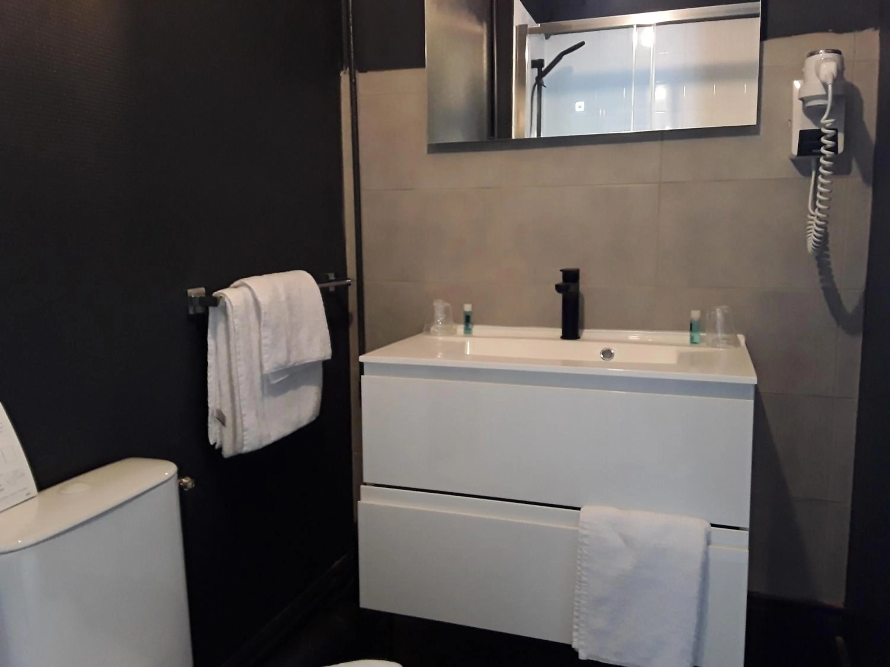 Bathroom in La Pomme d'Or