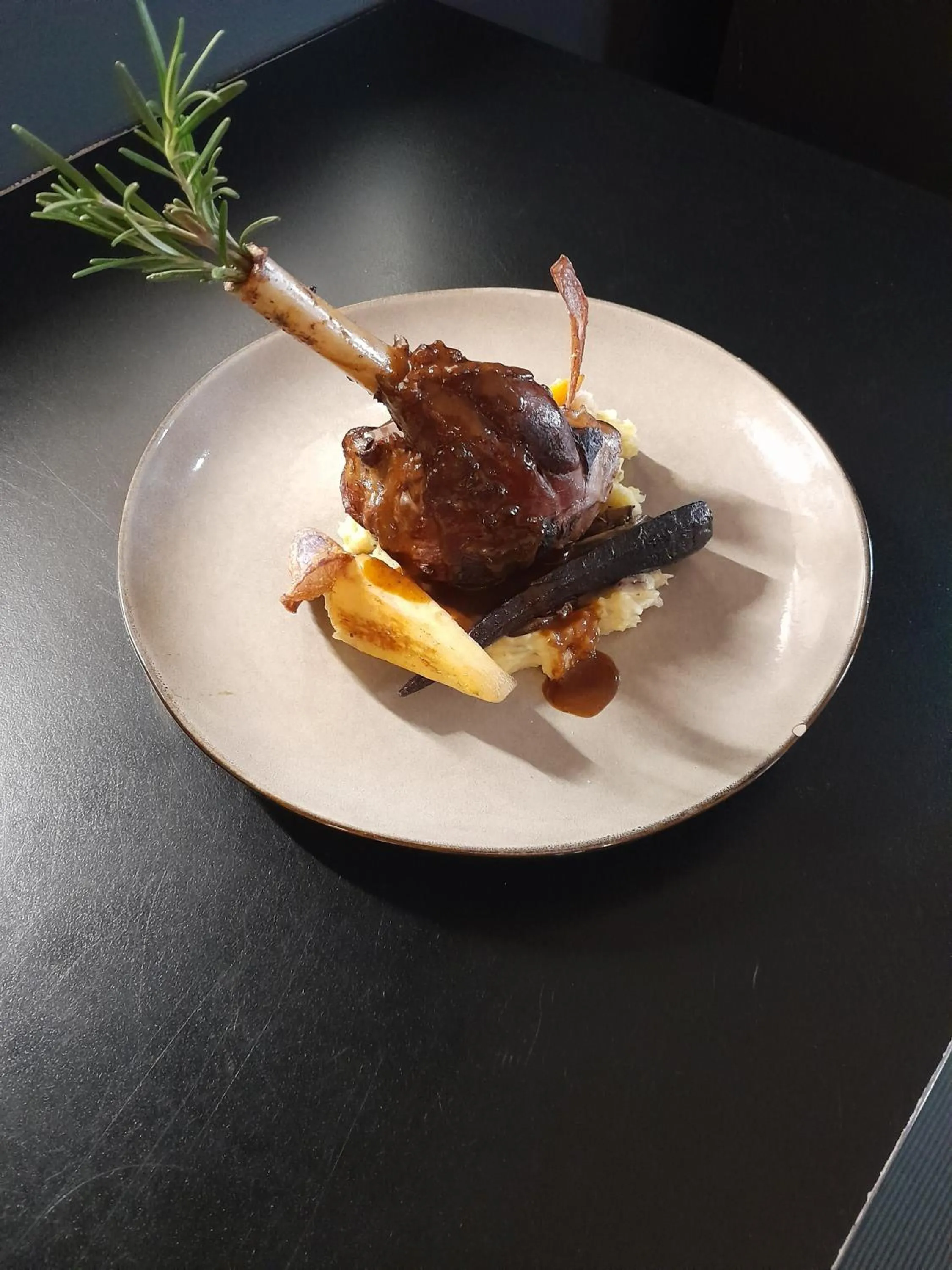 Restaurant/places to eat in La Pomme d'Or