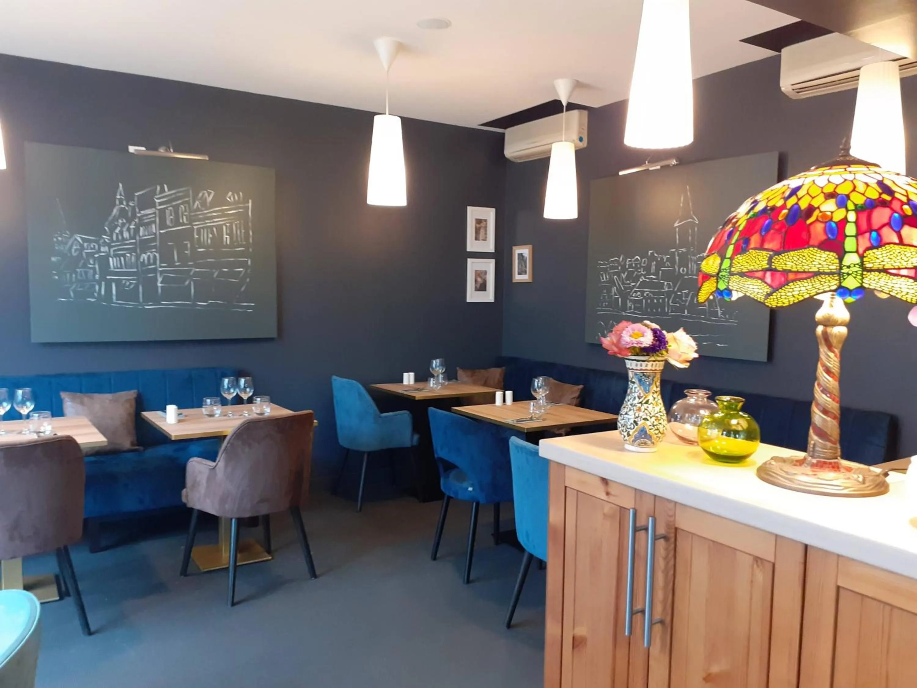 Restaurant/places to eat in La Pomme d'Or