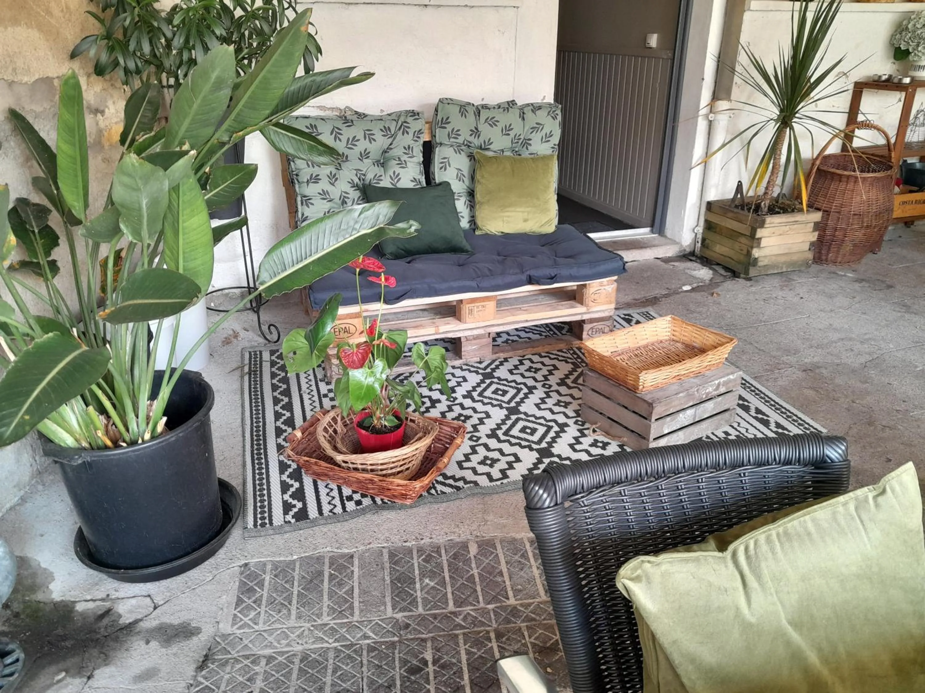 Seating area in La Pomme d'Or