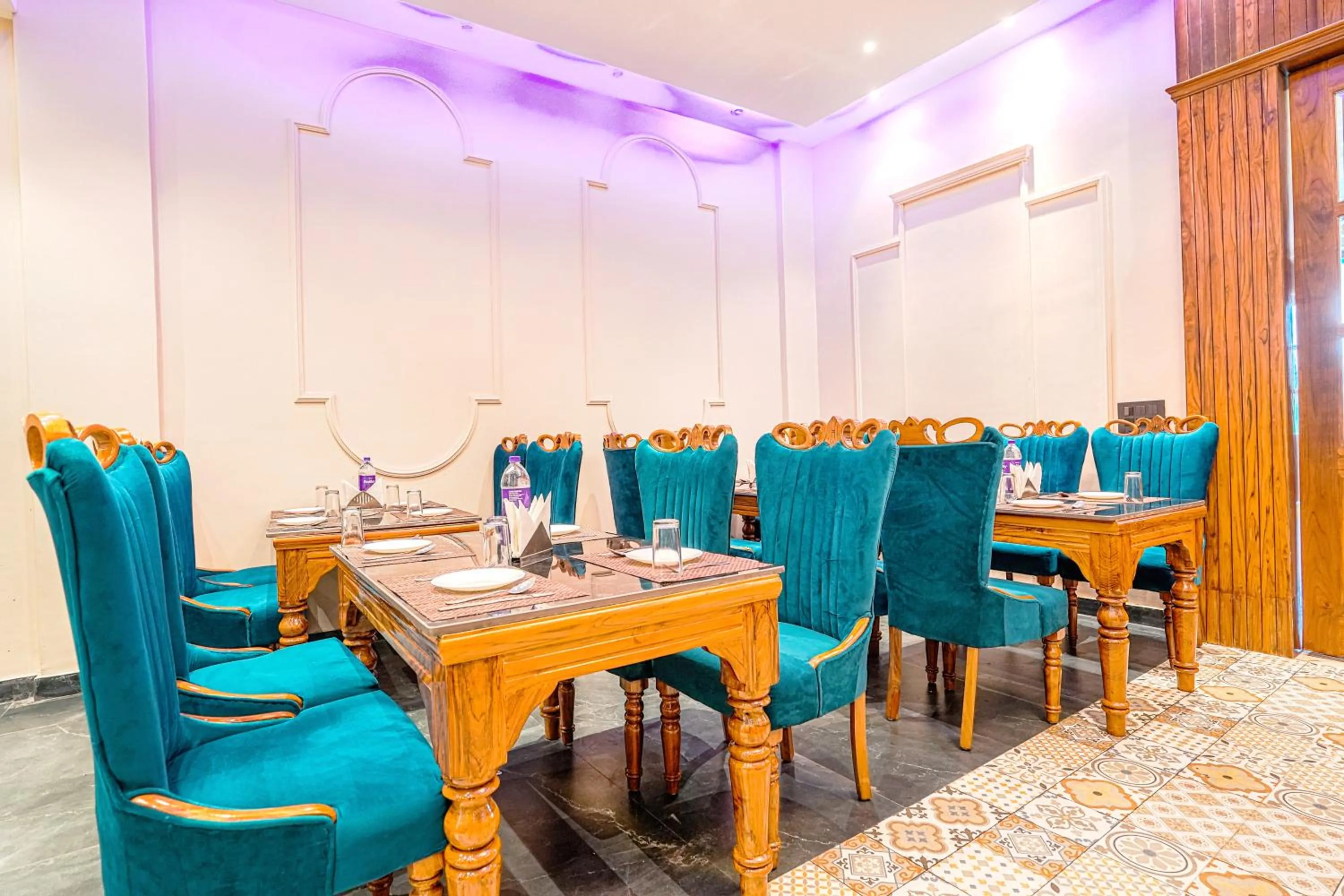 Restaurant/places to eat in Hotel Grand Cabbana By Levelup Hotels