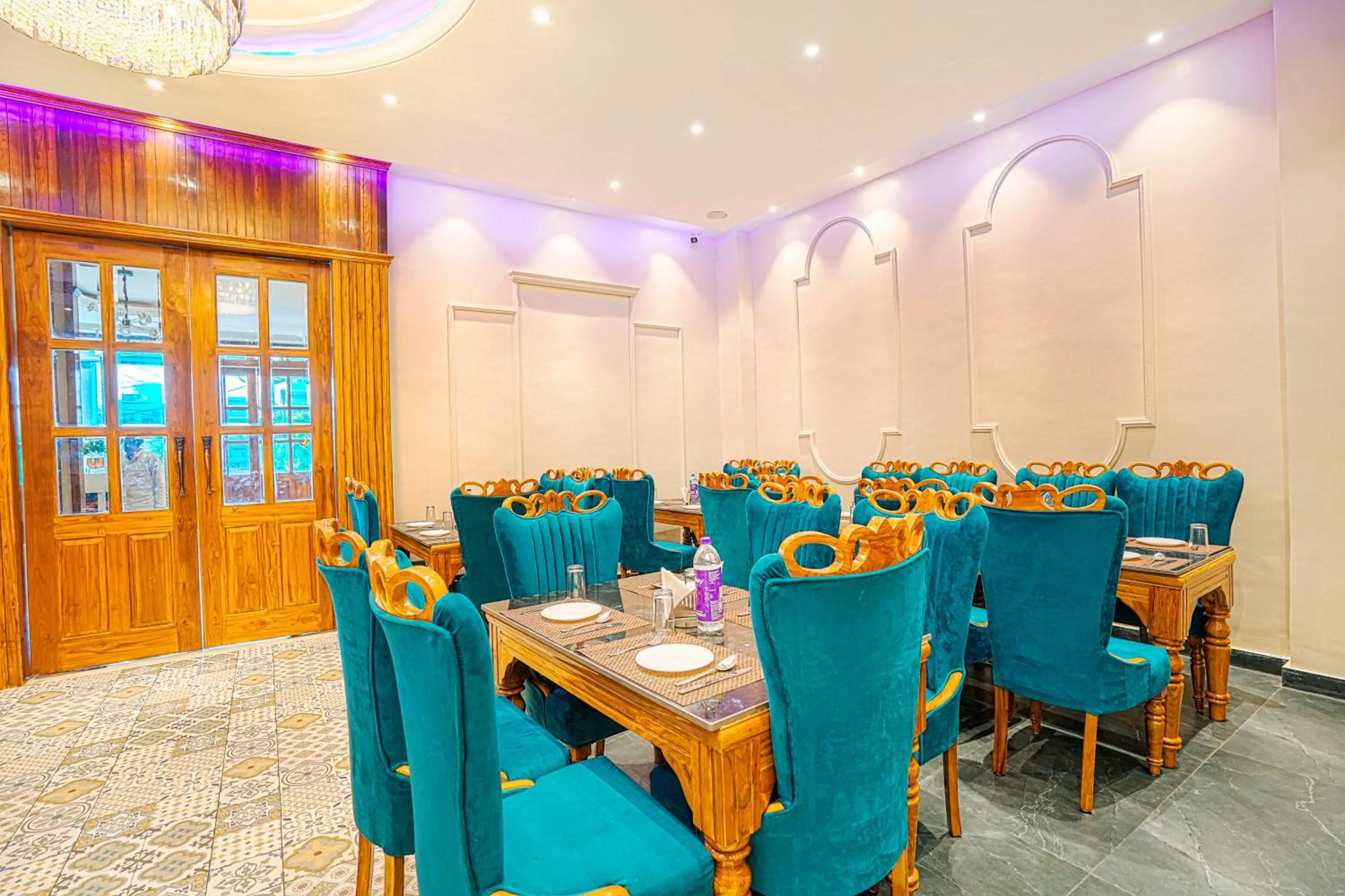 Restaurant/places to eat in Hotel Grand Cabbana By Levelup Hotels