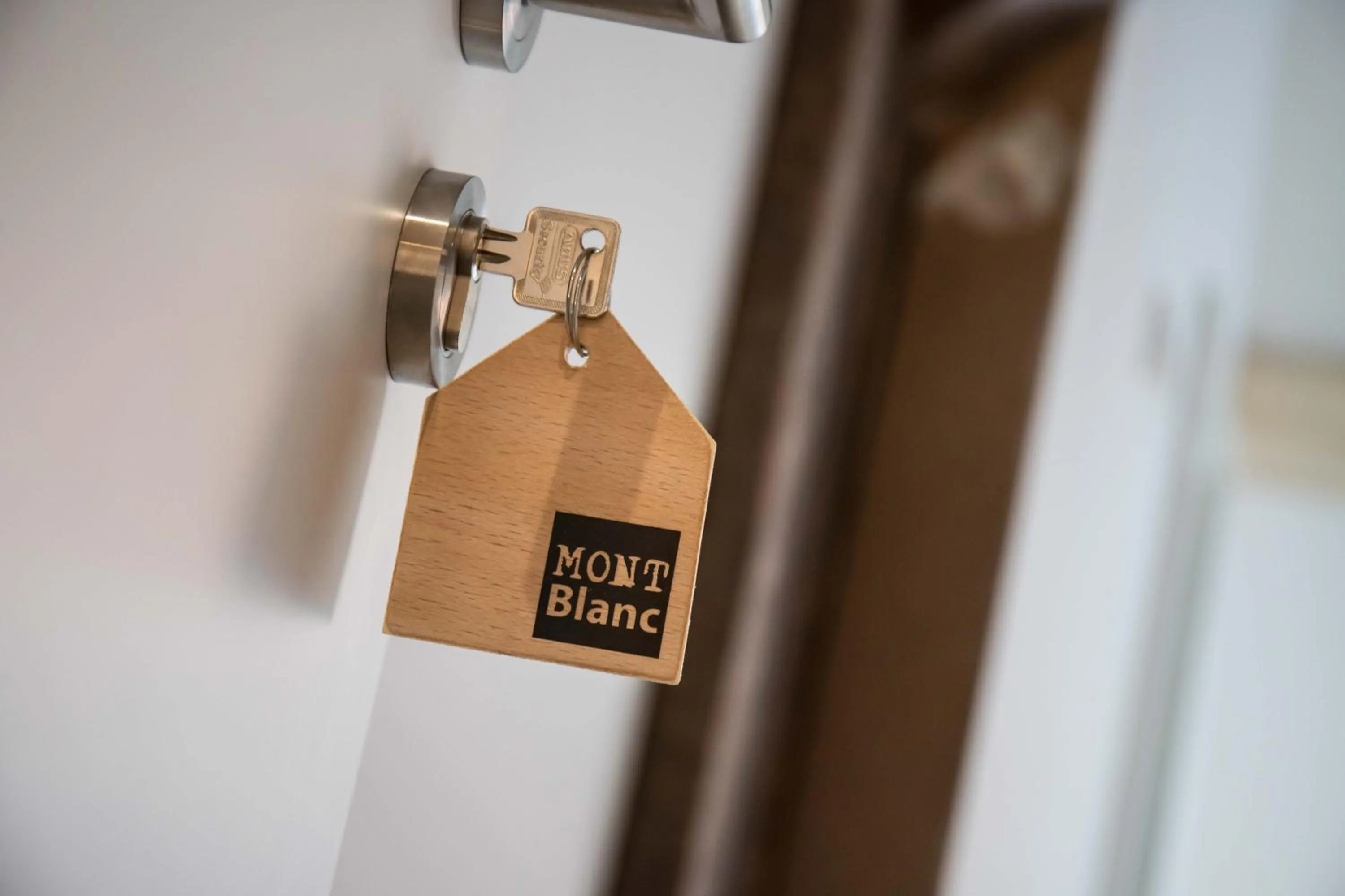 Logo/Certificate/Sign in Wattlodge