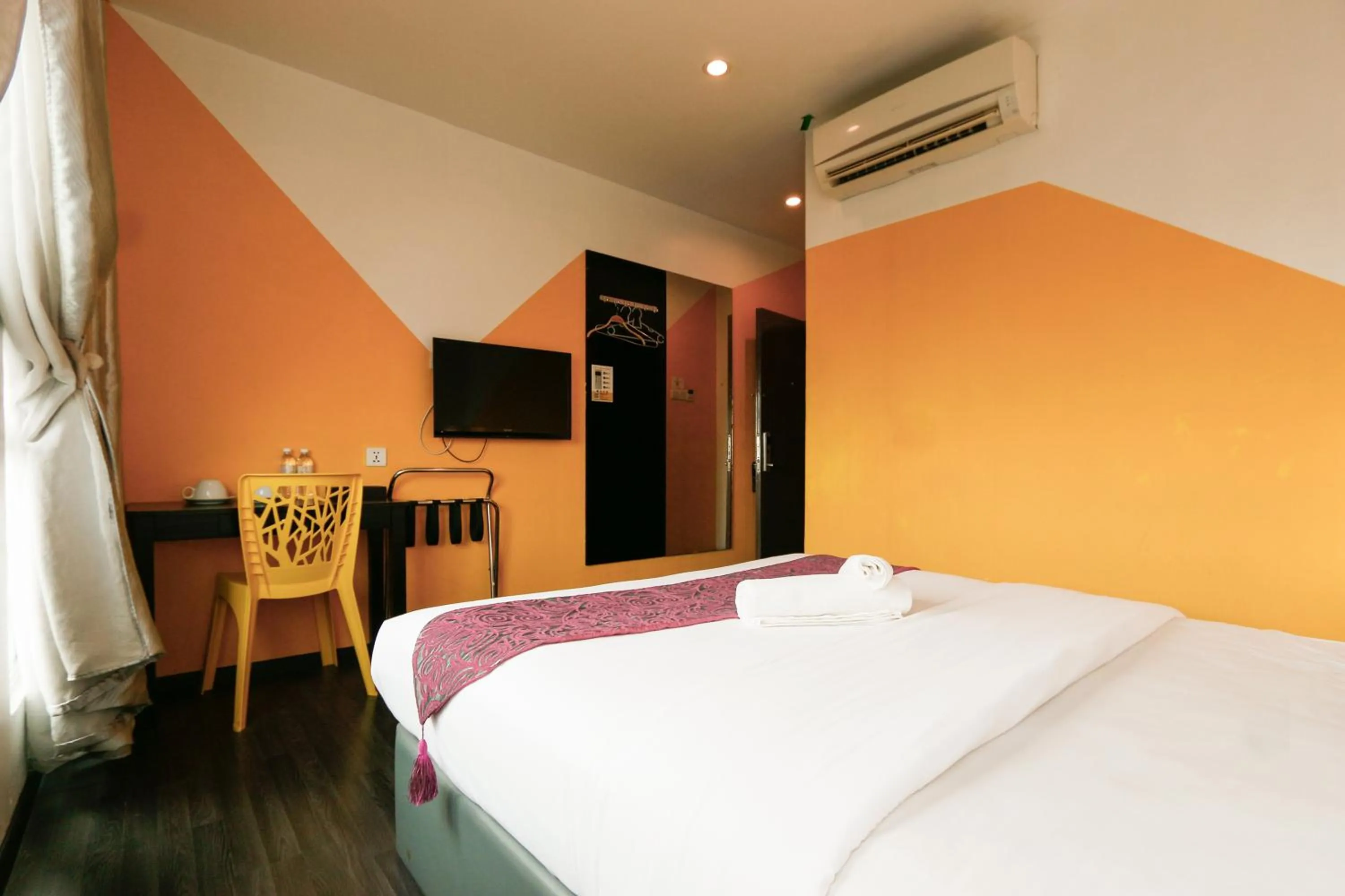 Photo of the whole room, Bed in Golden Roof Hotel Ampang Ipoh