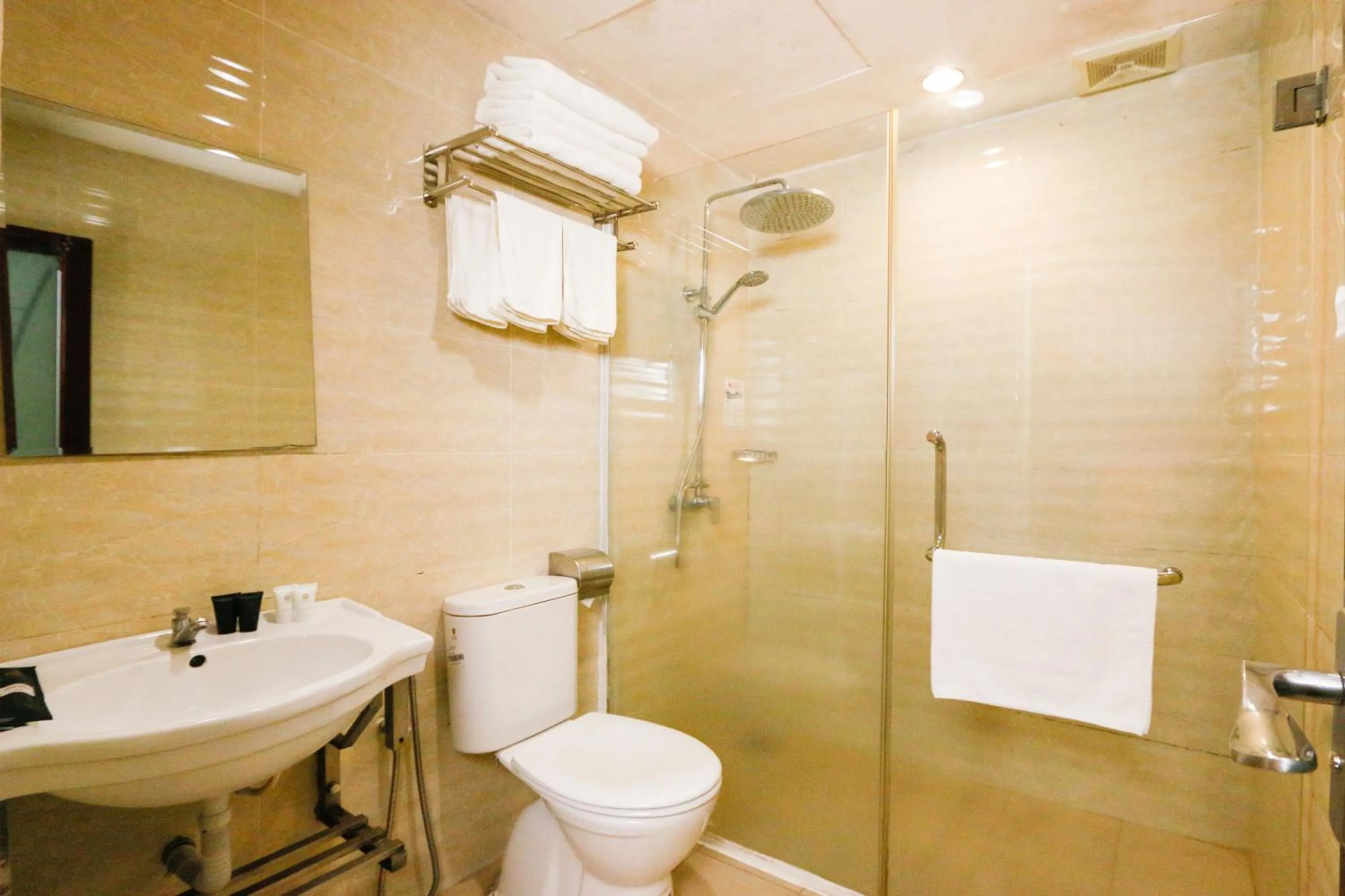 Shower in Golden Roof Hotel Ampang Ipoh