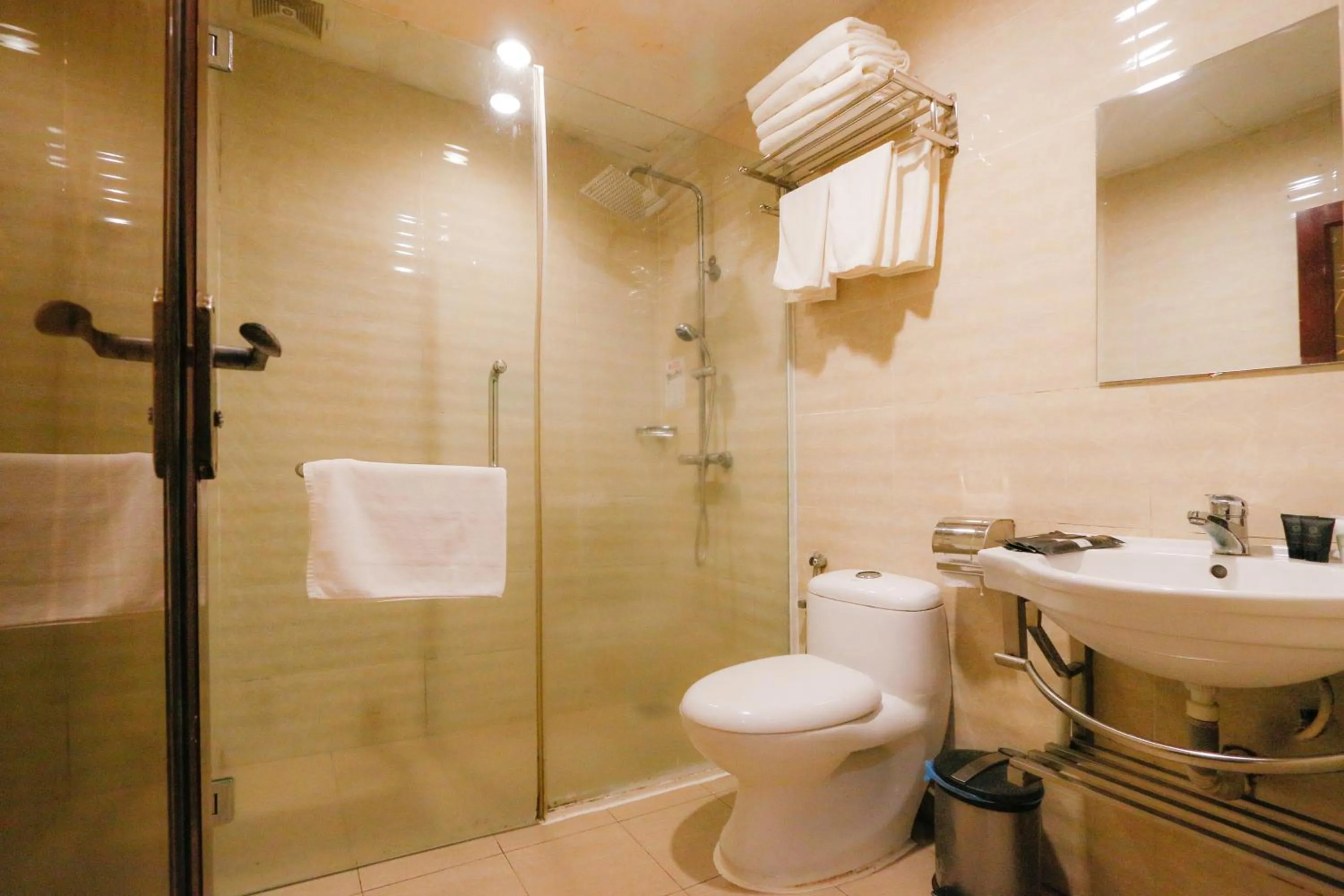Shower in Golden Roof Hotel Ampang Ipoh