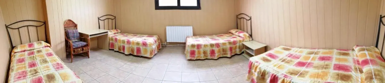 Bed in 4-Bed Mixed Dormitory Room in Albergue de Peregrinos A Santiago Bed in 4-Bed Mixed Dormitory Room in Albergue de Peregrinos A Santiago