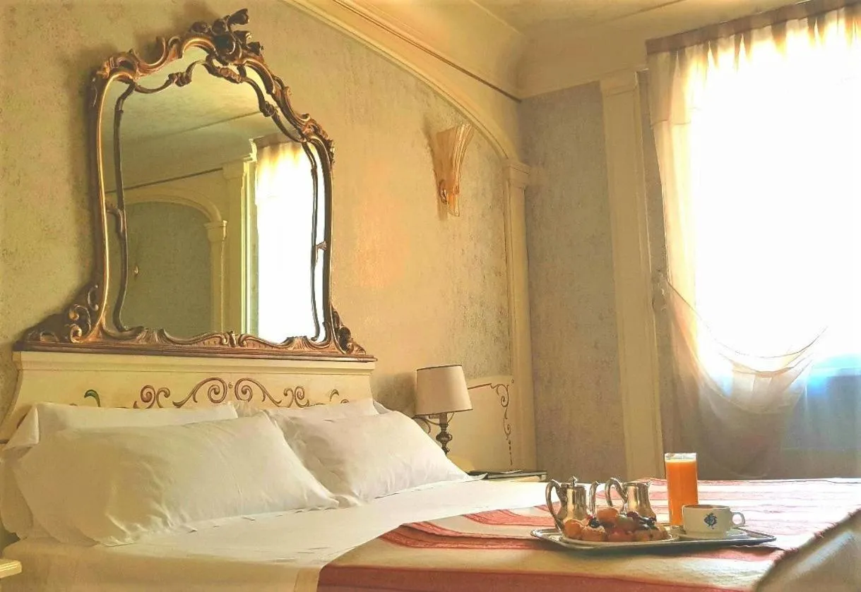 Bedroom, Bed in Hotel Colomba d'Oro