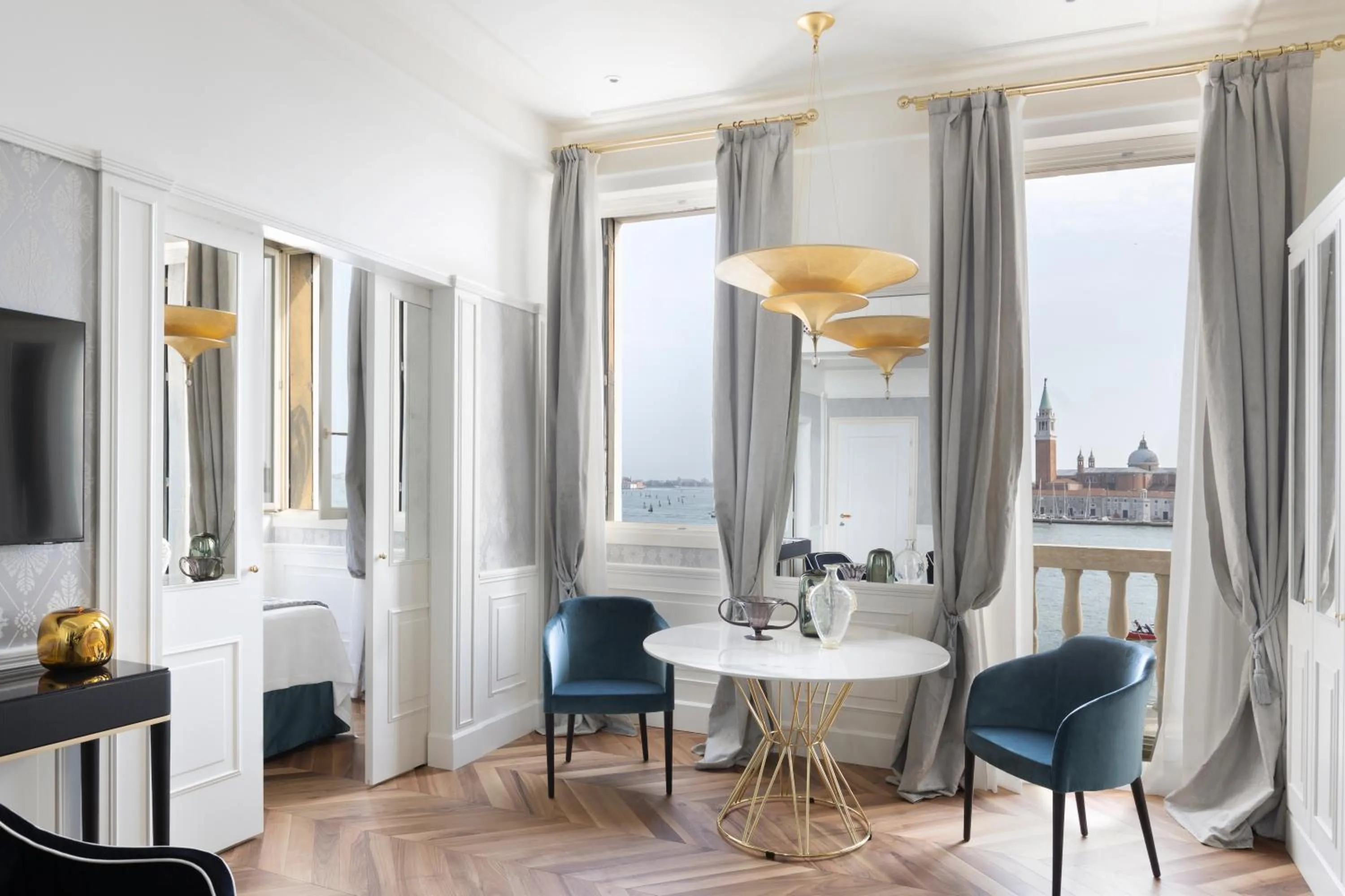 TV and multimedia in Londra Palace Venezia