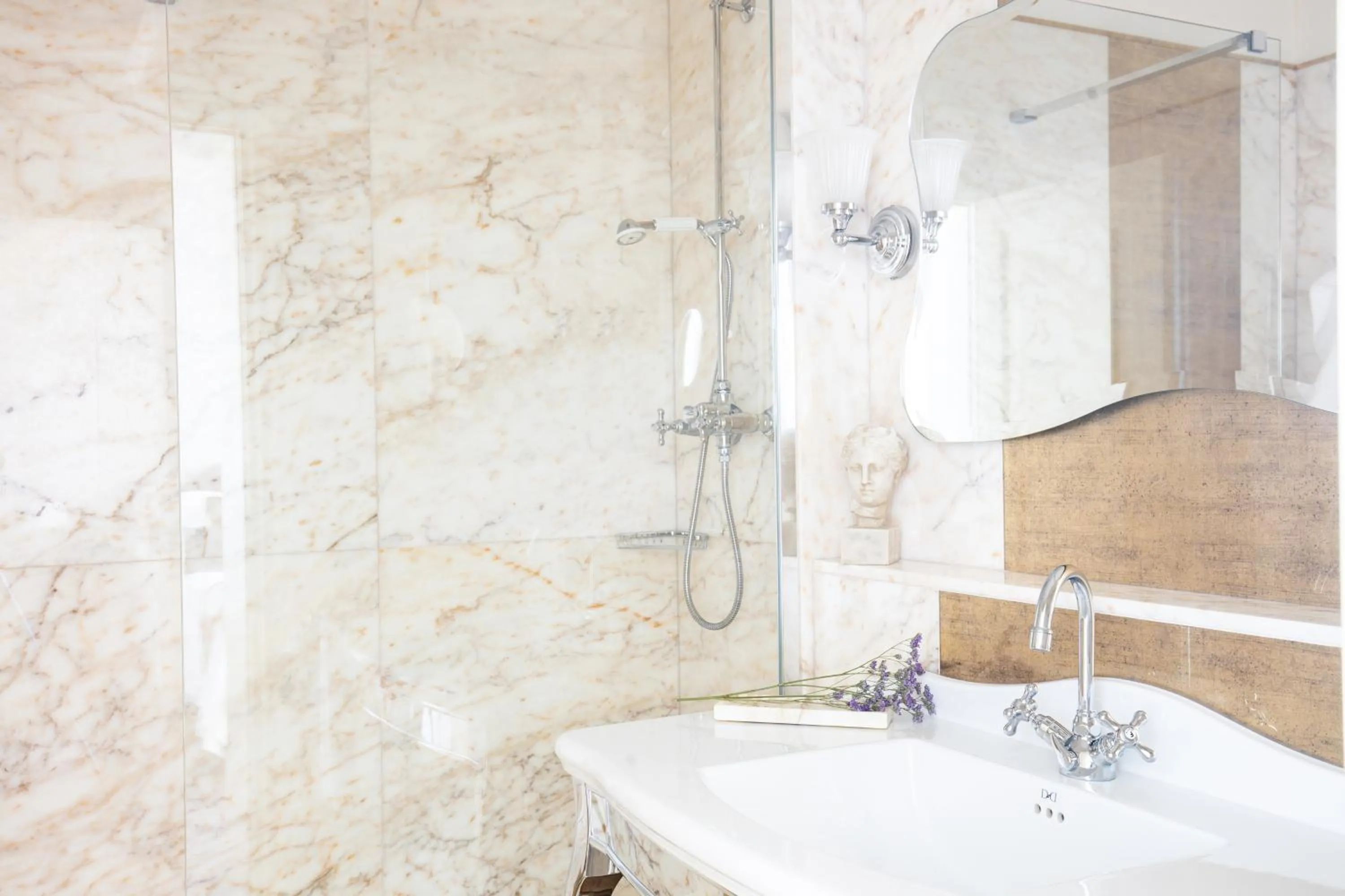 Shower in Londra Palace Venezia