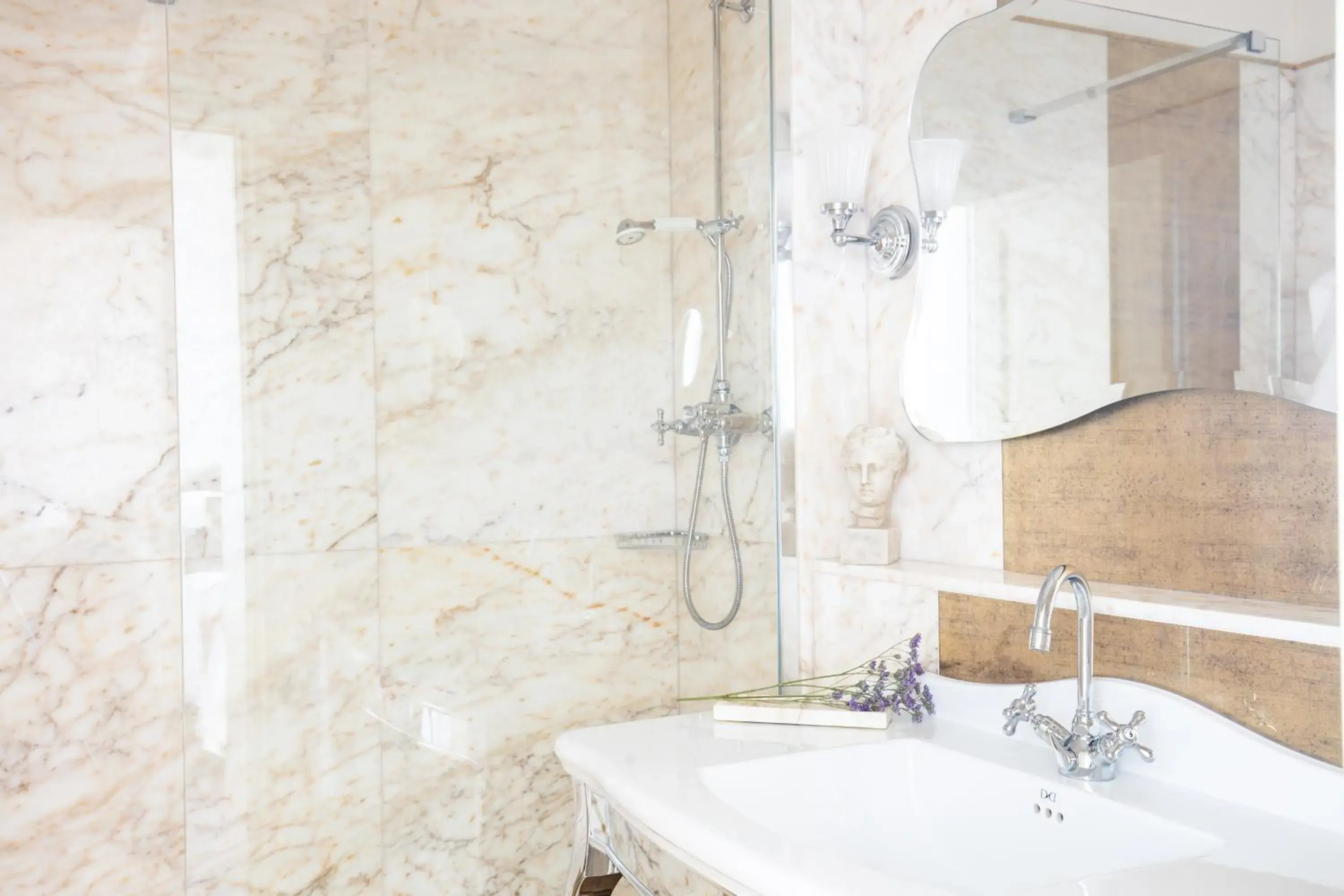 Junior Suite with Lagoon View and Balcony in Londra Palace Venezia Junior Suite with Lagoon View and Balcony in Londra Palace Venezia